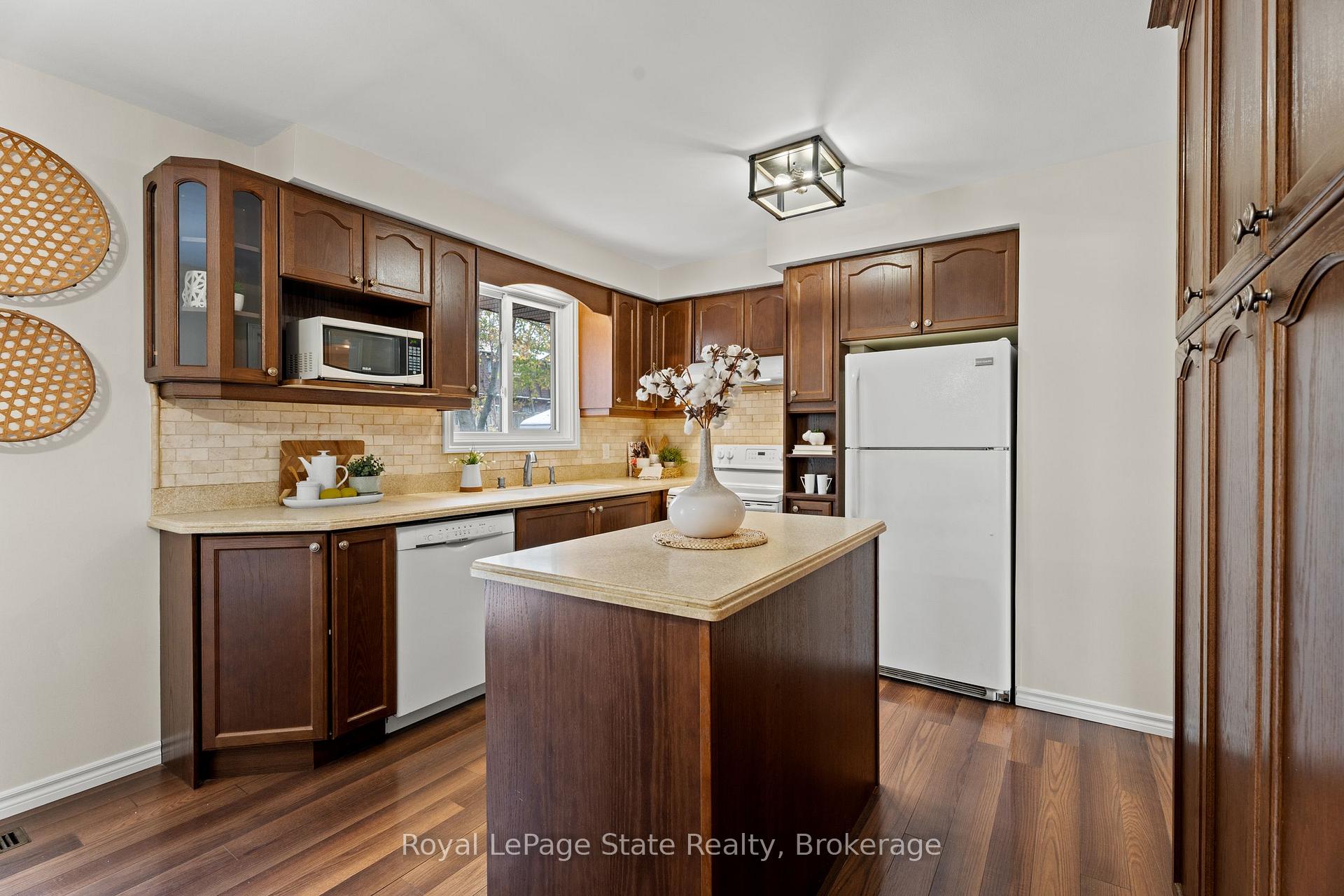 Photo 9 of 50 Graystone Drive, Hamilton, Gilkson — HOMEH