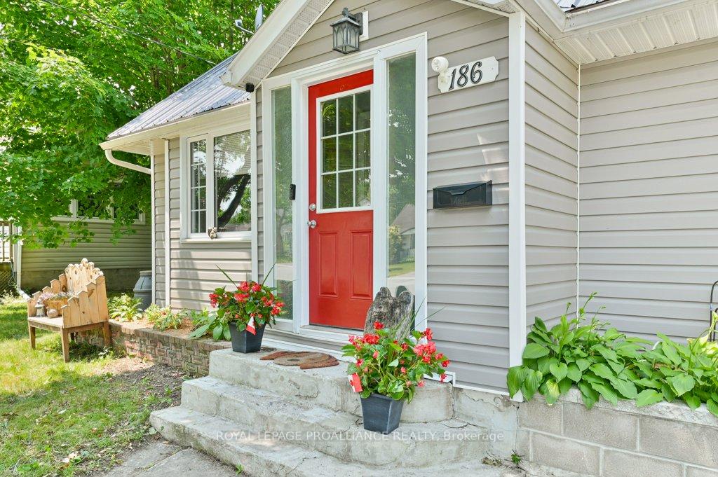 Photo 4 of 186 Pine Street, Belleville, Belleville Ward — HOMEH