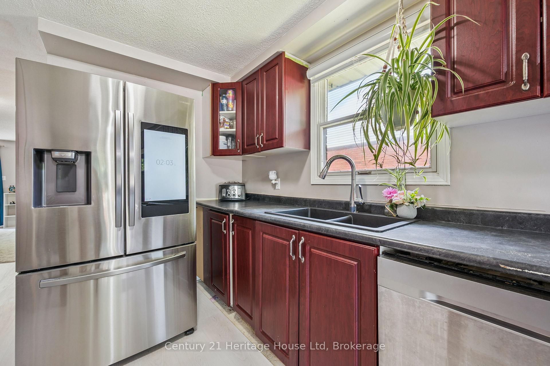 Photo 12 of 83 Grandridge Crescent, Guelph, Willow West/Sugarbush/West Acres — HOMEH
