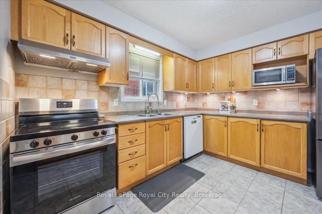 Photo 15 of 93 Doyle Drive, Guelph, Clairfields/Hanlon Business Park — HOMEH