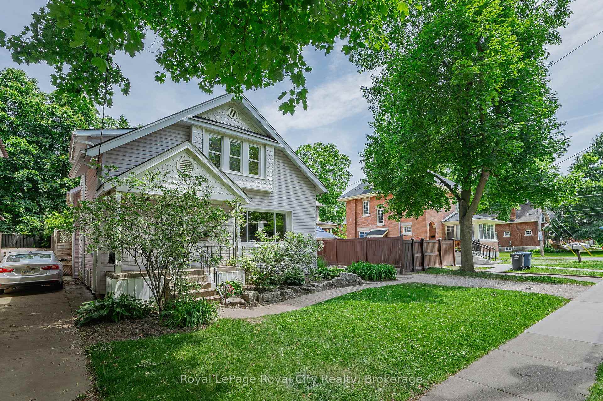 Photo 3 of 81 Yorkshire Street N, Guelph, Downtown — HOMEH