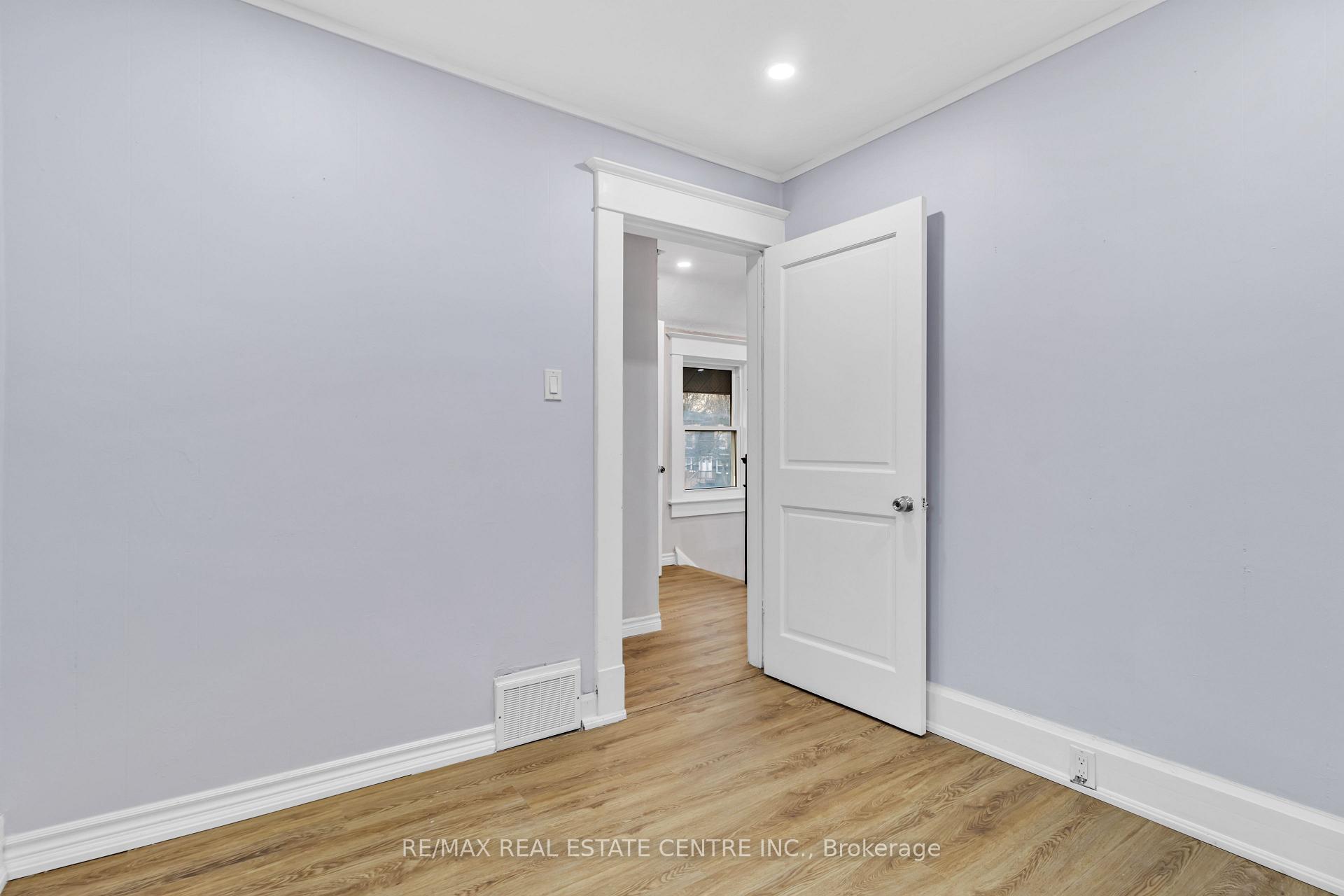 Photo 17 of 16 Stevenson Street N, Guelph, St. George's — HOMEH