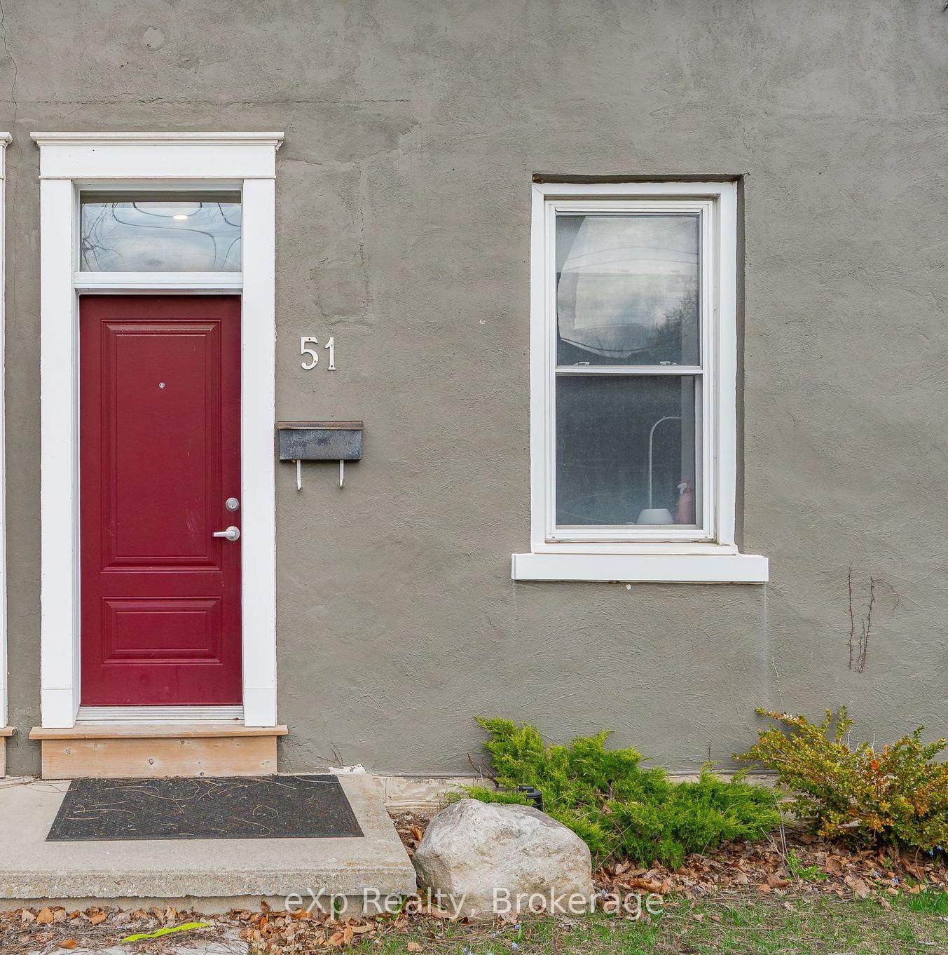Front of 51 College Avenue W