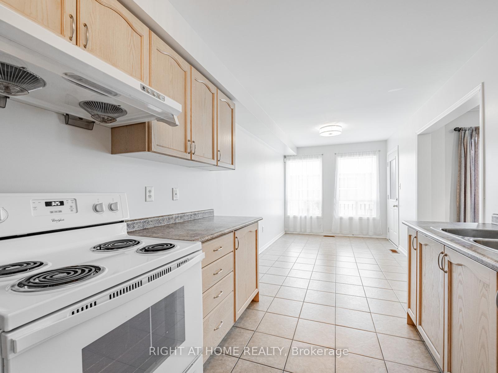 Photo 11 of 6 Martell Gate, Aurora, Bayview Northeast — HOMEH