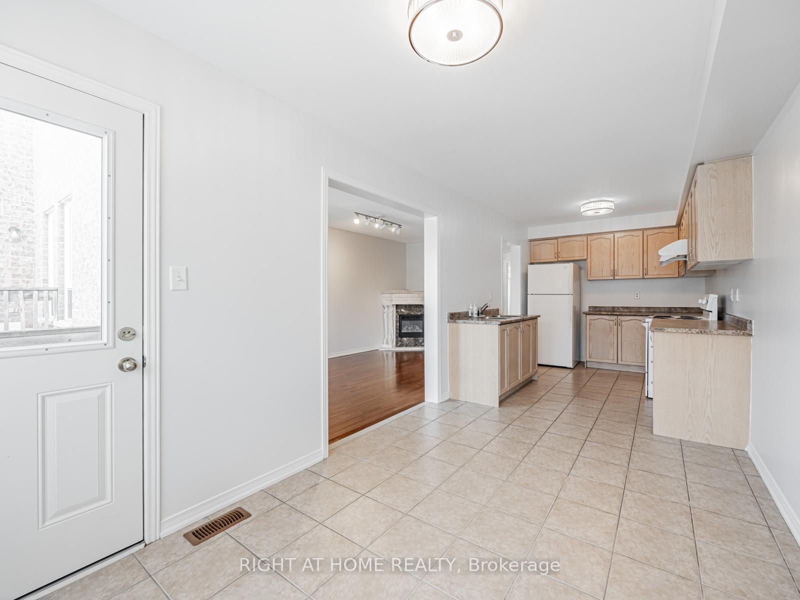 Photo 15 of 6 Martell Gate, Aurora, Bayview Northeast — HOMEH