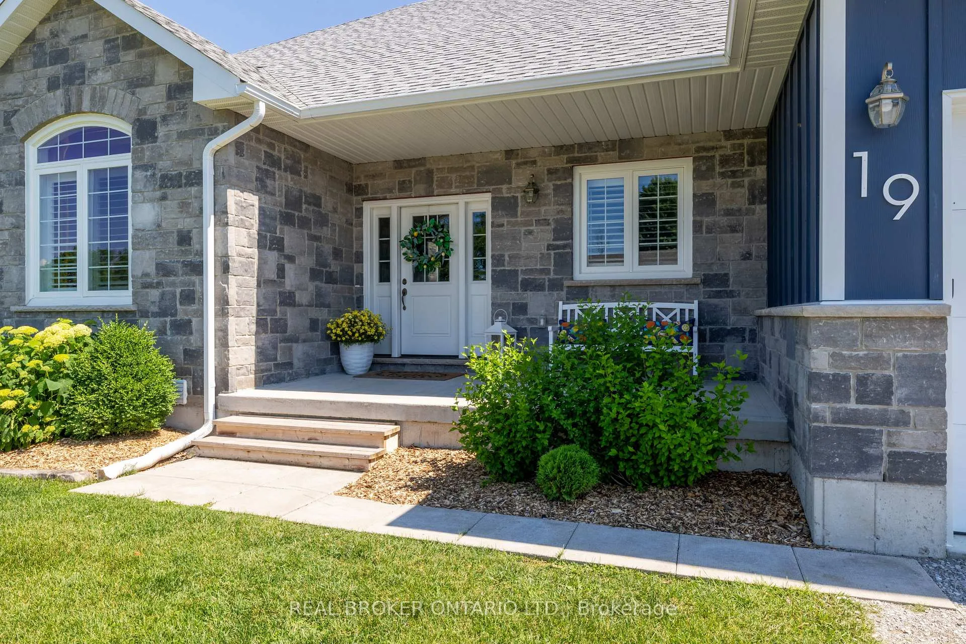 Photo 2 of 19 Cheslock Crescent, Oro-Medonte, Warminster — HOMEH