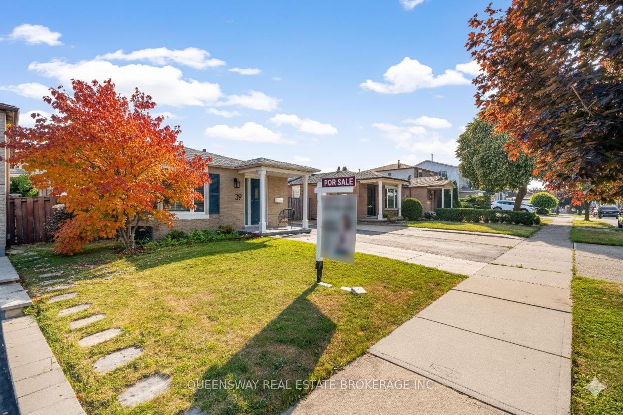 Photo 3 of 39 Garden Crescent, Hamilton, Burkholme — HOMEH