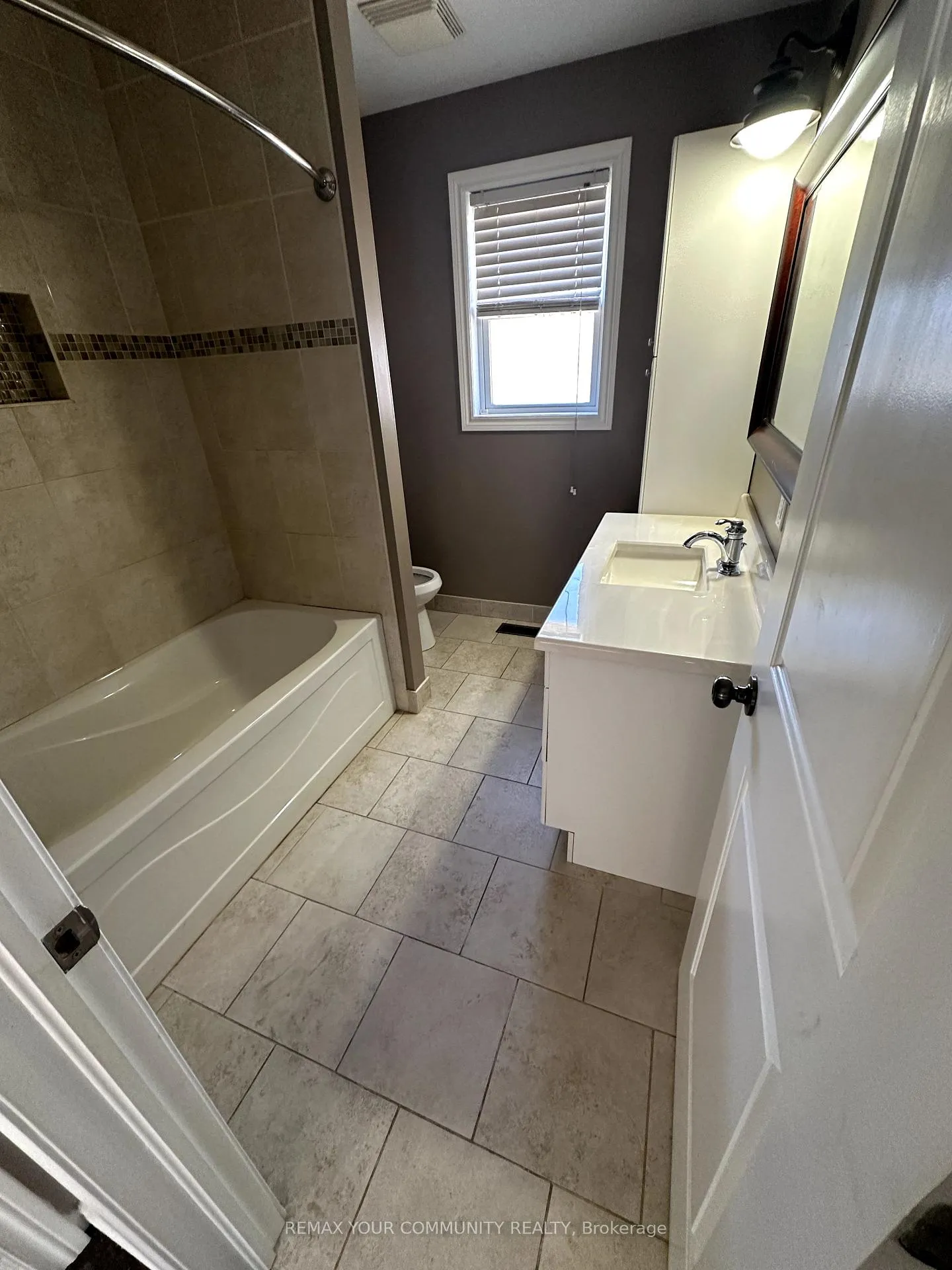 Photo 5 of 786 Rockaway Road, Georgina, Historic Lakeshore Communities — HOMEH