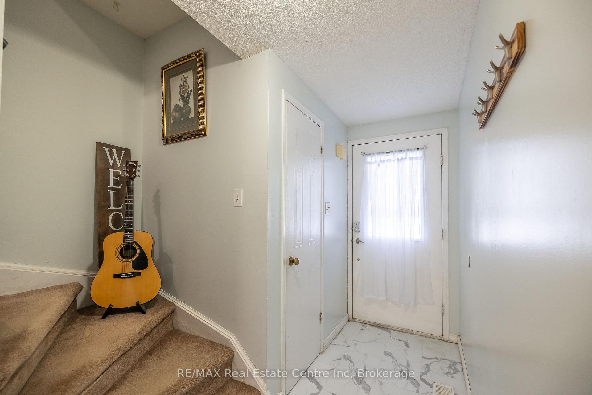 Photo 3 of 112 Stephen Drive, Guelph, Willow West/Sugarbush/West Acres — HOMEH