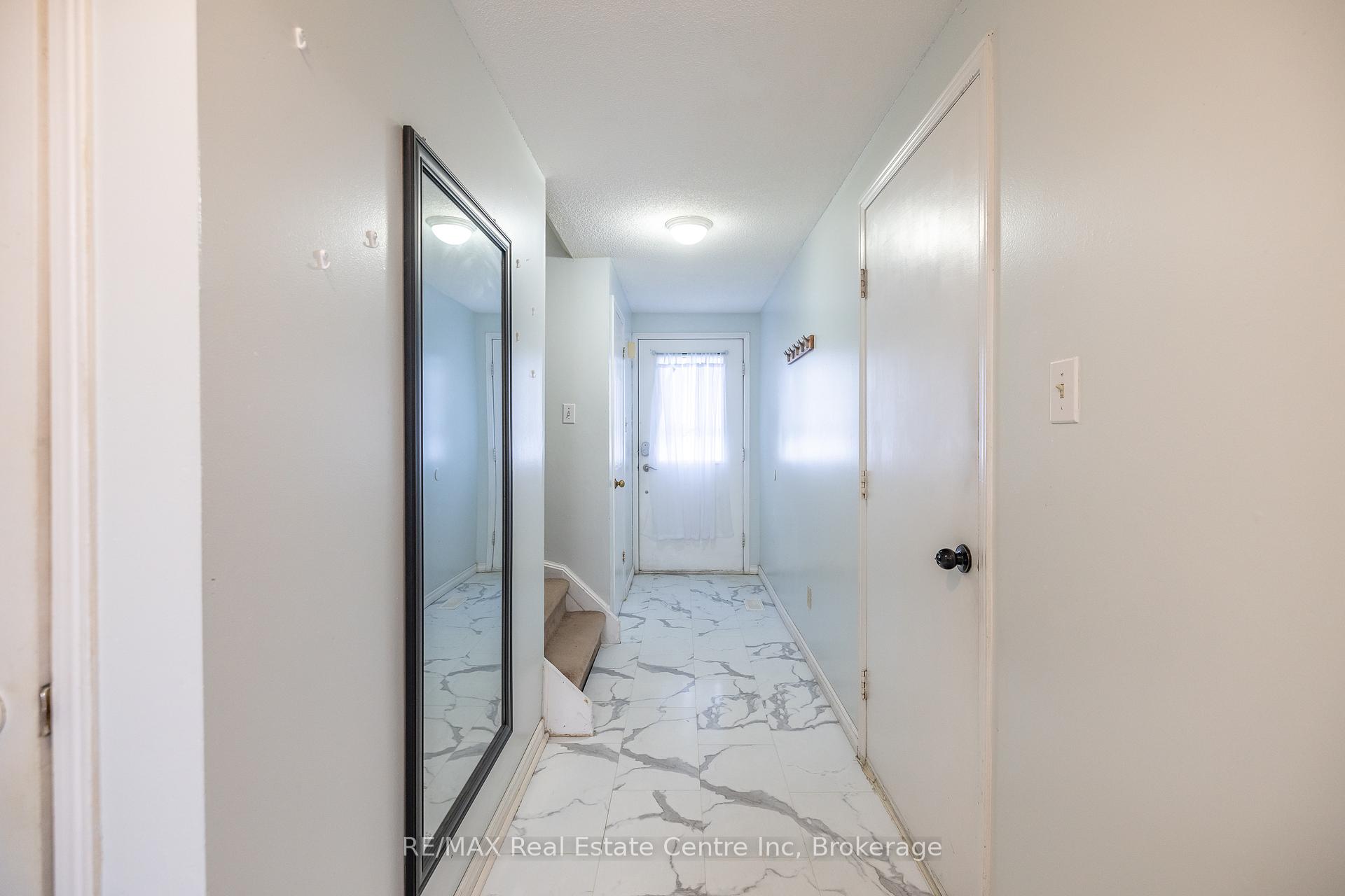 Photo 5 of 112 Stephen Drive, Guelph, Willow West/Sugarbush/West Acres — HOMEH