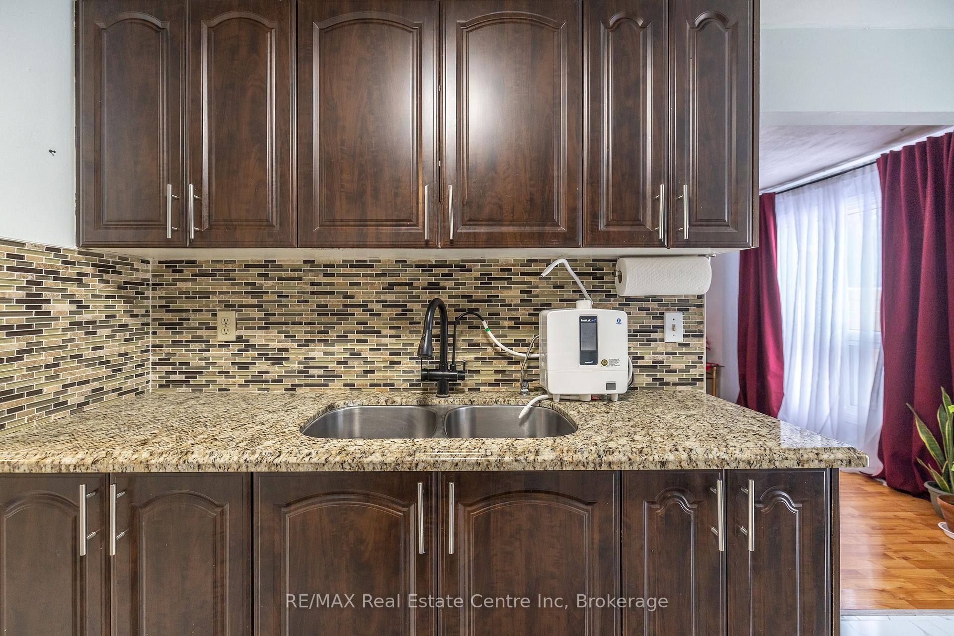 Photo 6 of 112 Stephen Drive, Guelph, Willow West/Sugarbush/West Acres — HOMEH