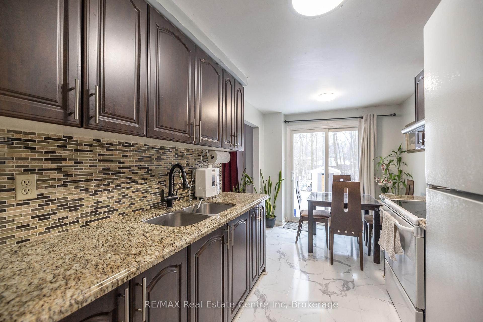 Photo 9 of 112 Stephen Drive, Guelph, Willow West/Sugarbush/West Acres — HOMEH
