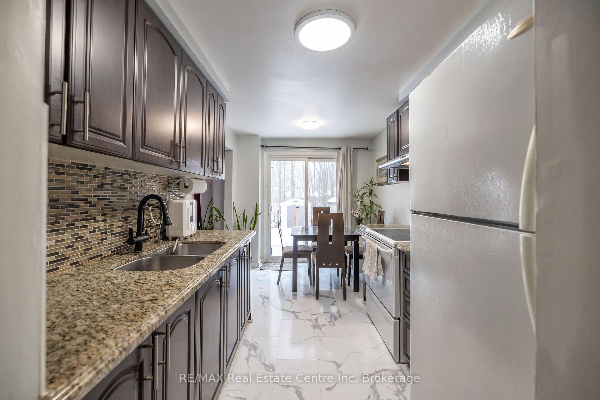 Photo 10 of 112 Stephen Drive, Guelph, Willow West/Sugarbush/West Acres — HOMEH
