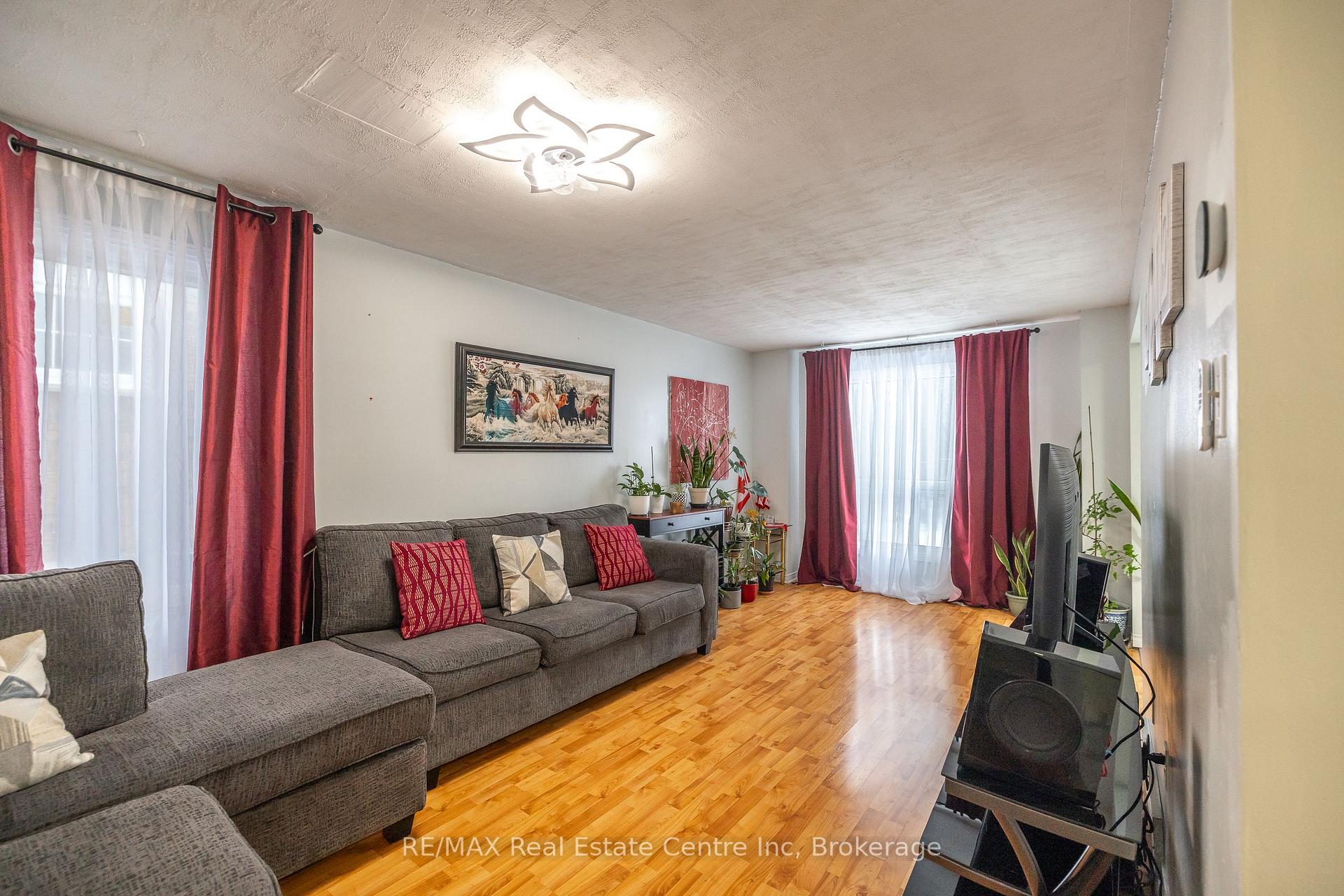 Photo 16 of 112 Stephen Drive, Guelph, Willow West/Sugarbush/West Acres — HOMEH