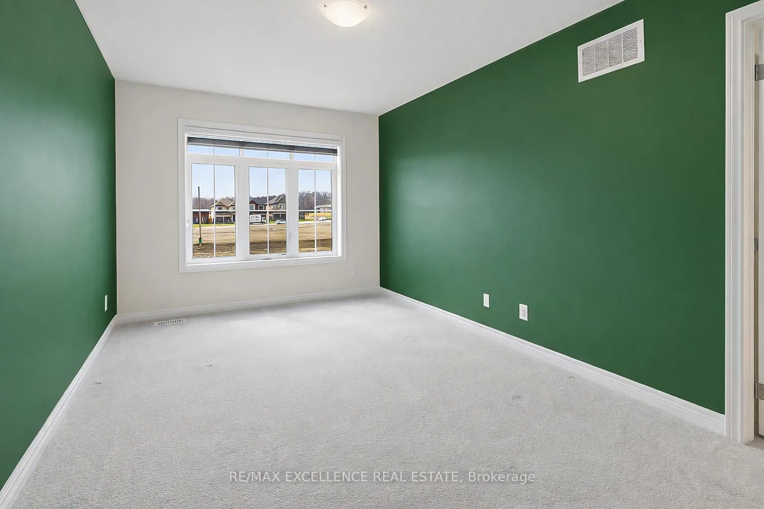 Photo 8 of 35 Guernsey Drive, Kitchener — HOMEH