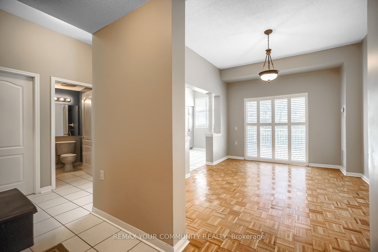 Photo 6 of Unit 109, 2502 Rutherford Rd, Vaughan, Maple — HOMEH