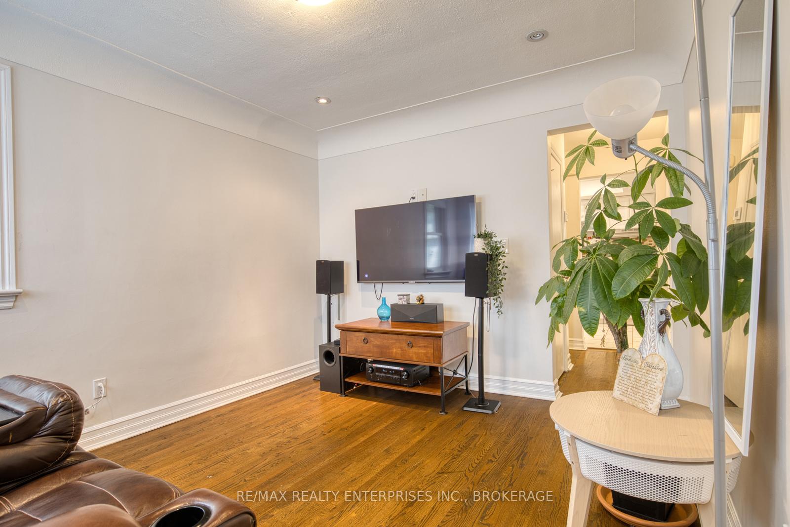 Photo 3 of 35 Hawthorne Avenue, Hamilton, Kirkendall — HOMEH
