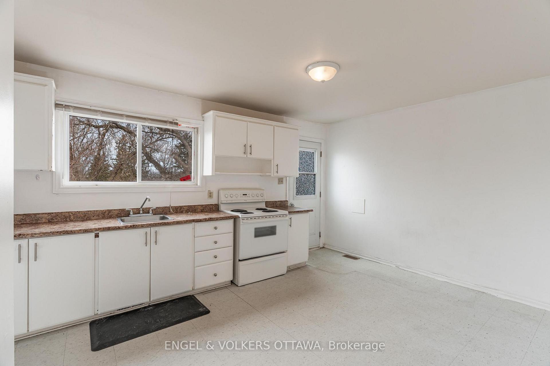 Photo 8 of 824 Grenon Avenue, Ottawa, Britannia Heights — HOMEH