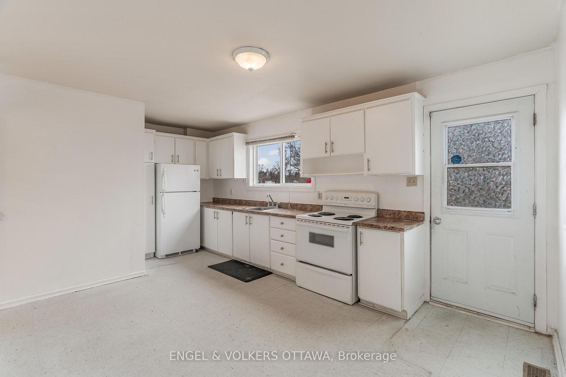 Photo 10 of 824 Grenon Avenue, Ottawa, Britannia Heights — HOMEH