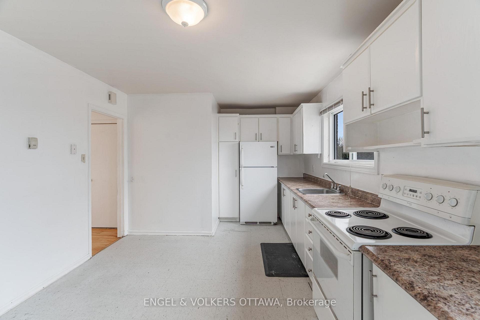 Photo 11 of 824 Grenon Avenue, Ottawa, Britannia Heights — HOMEH