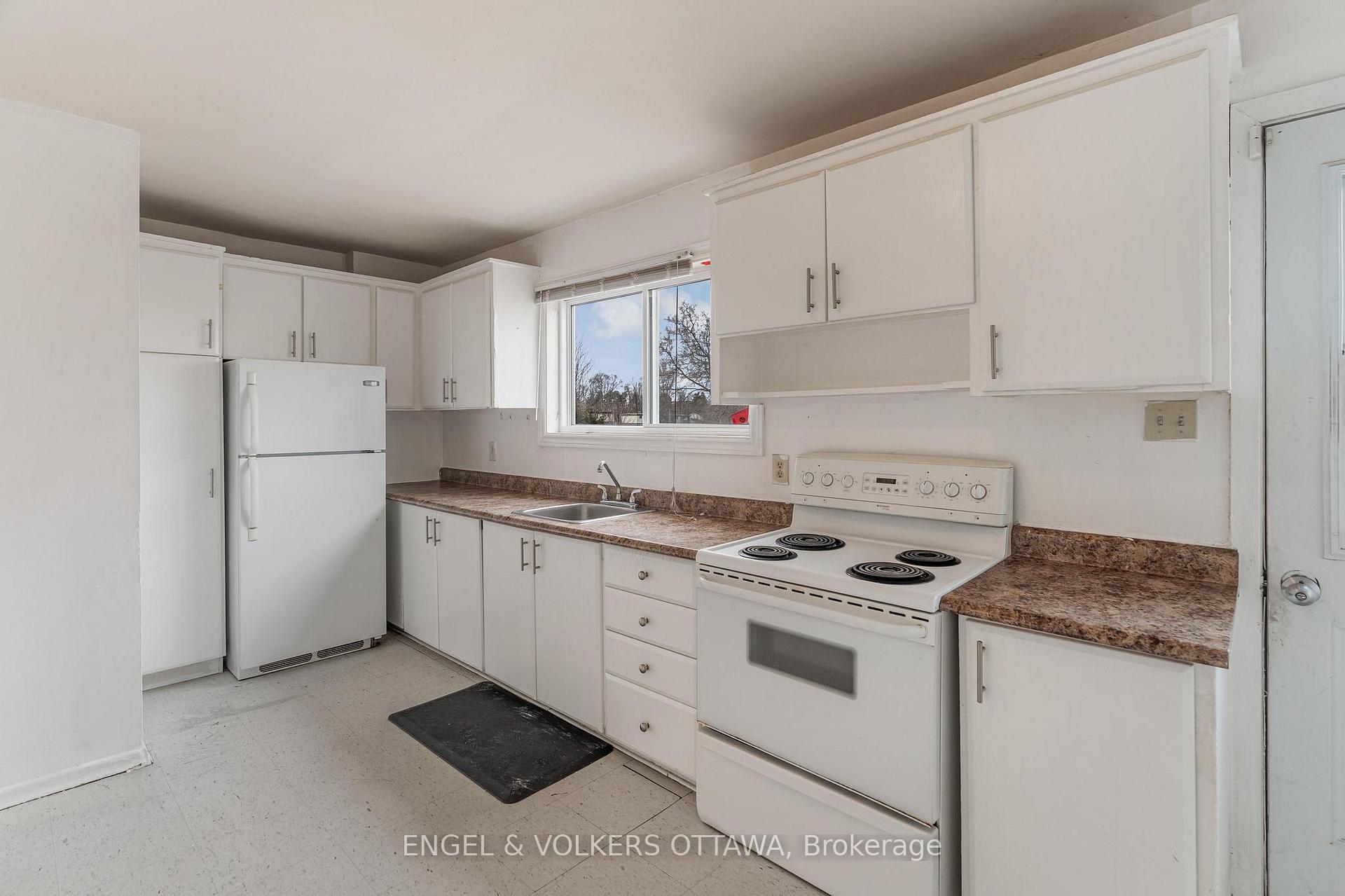 Photo 13 of 824 Grenon Avenue, Ottawa, Britannia Heights — HOMEH