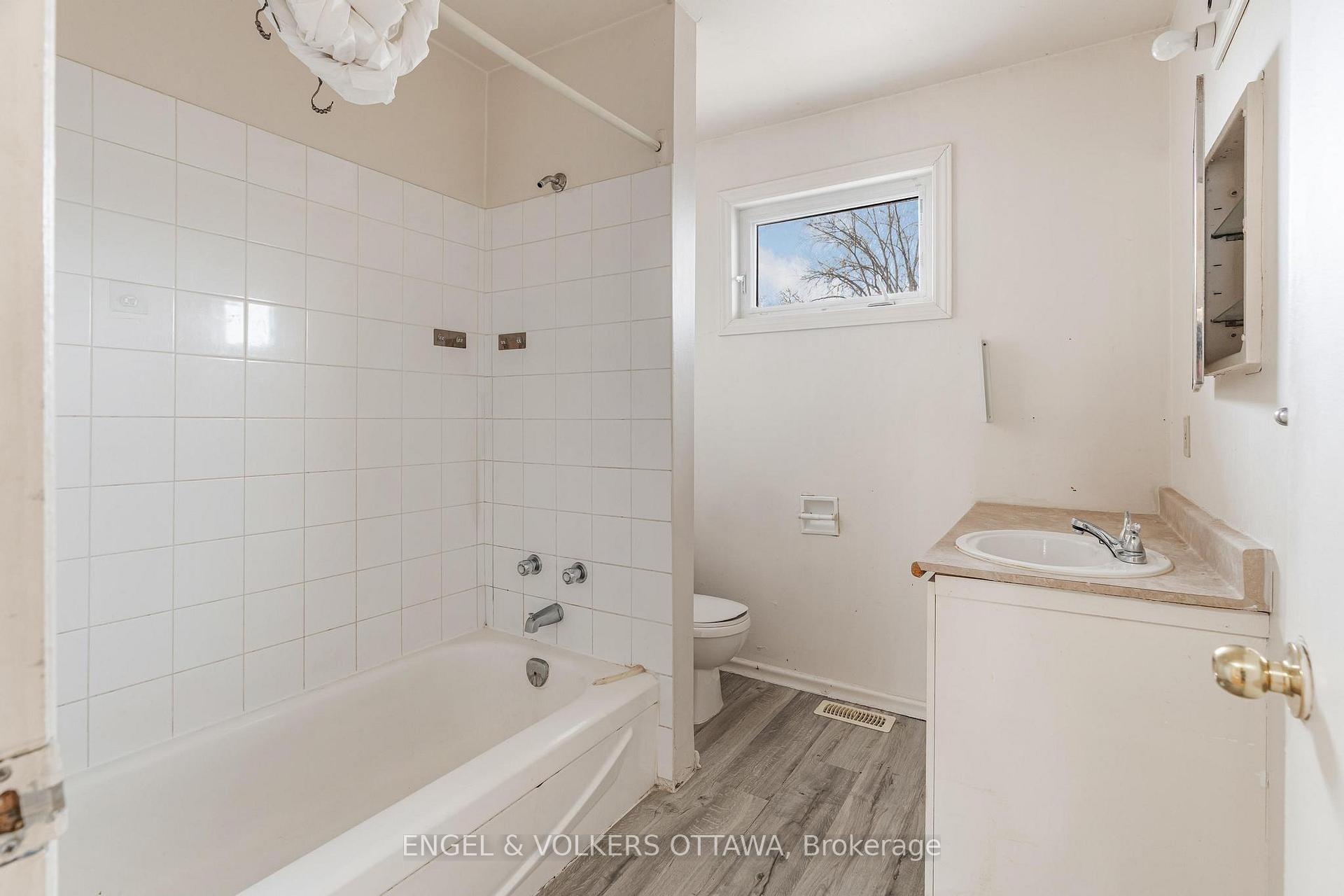 Photo 22 of 824 Grenon Avenue, Ottawa, Britannia Heights — HOMEH