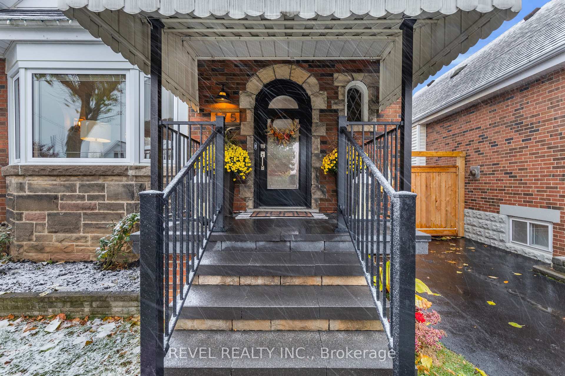 Photo 2 of 175 Wexford Avenue S, Hamilton, Delta — HOMEH