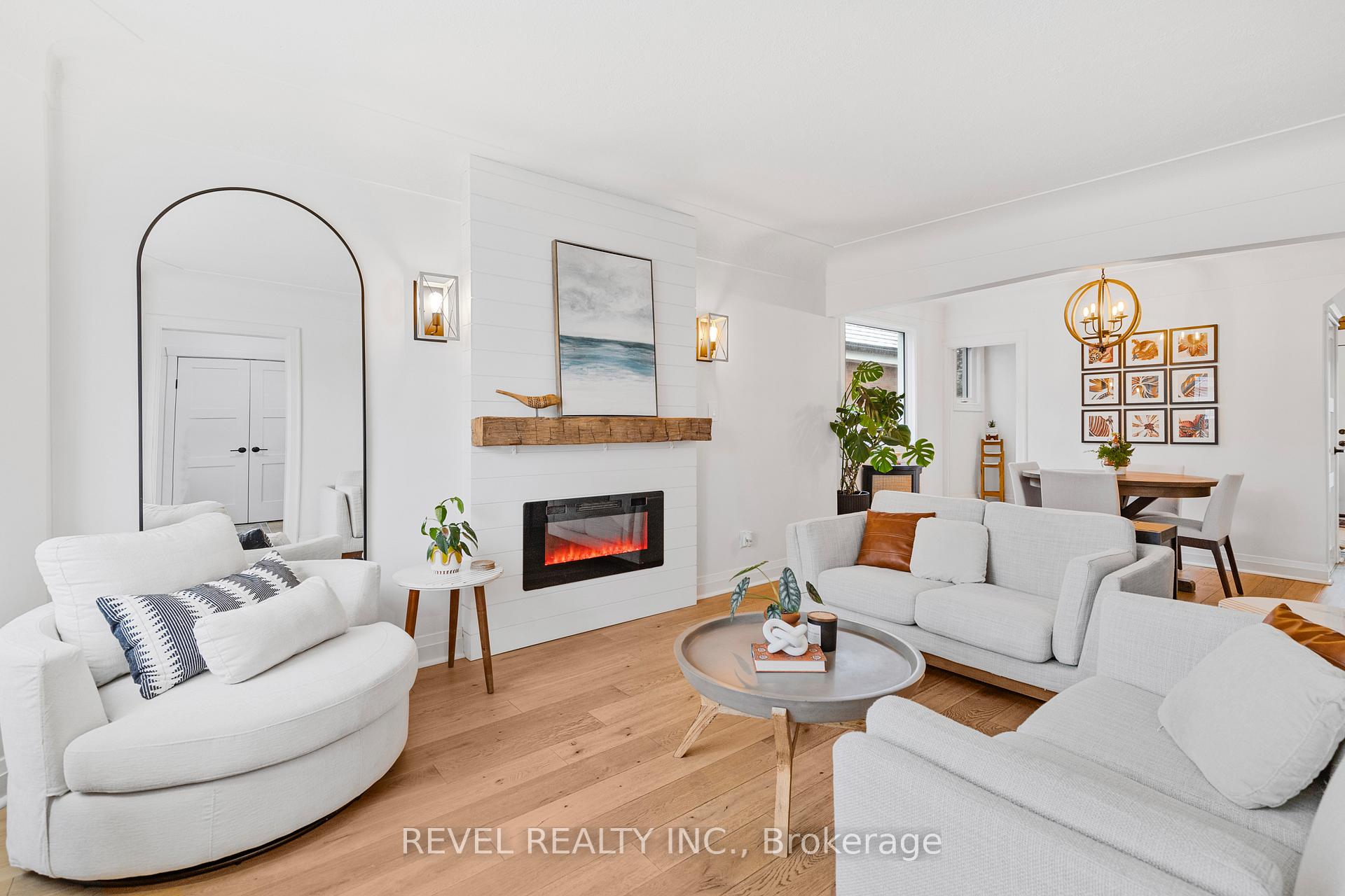 Photo 3 of 175 Wexford Avenue S, Hamilton, Delta — HOMEH