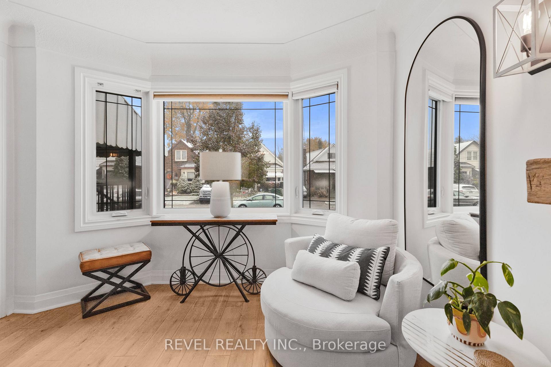Photo 6 of 175 Wexford Avenue S, Hamilton, Delta — HOMEH