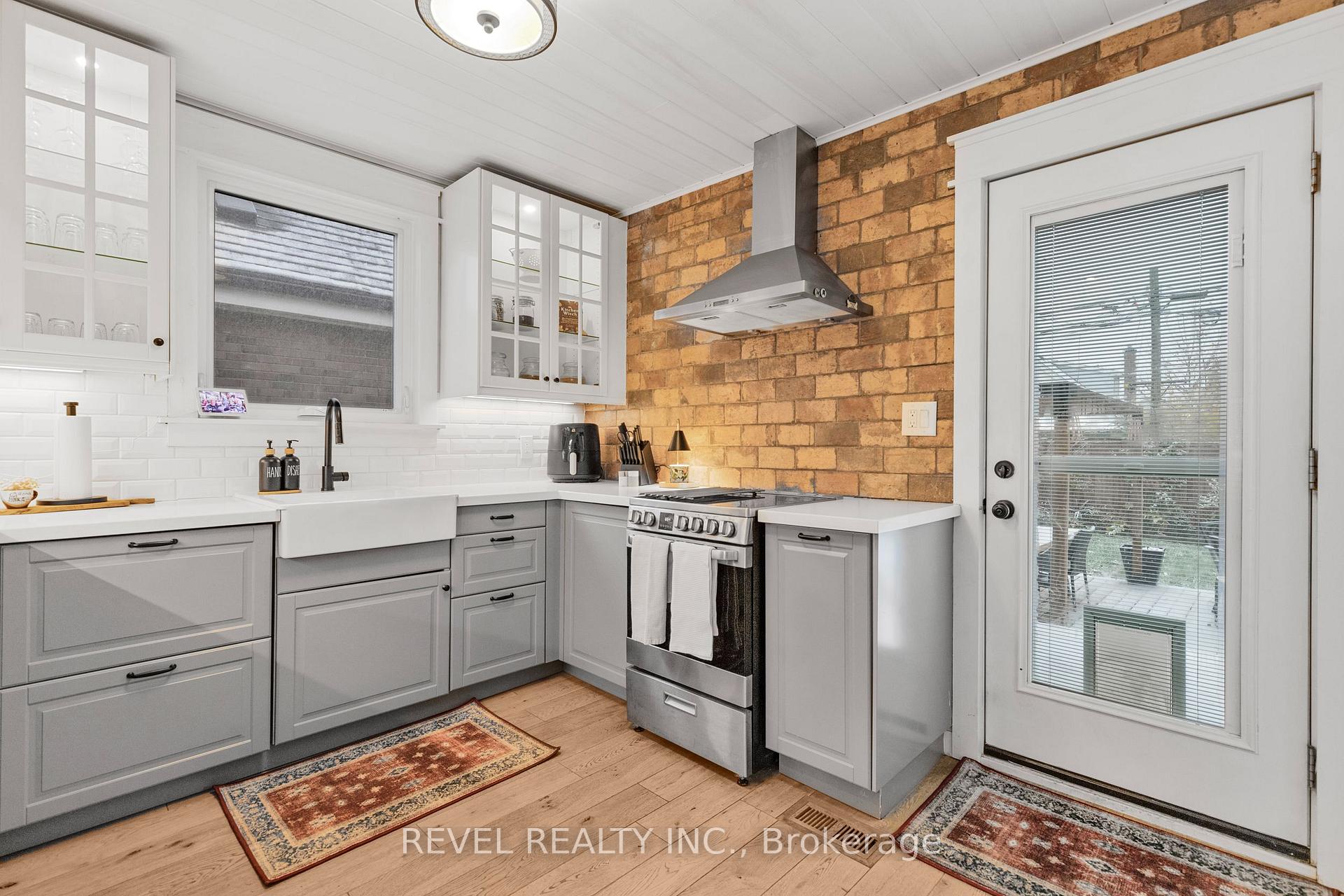 Photo 9 of 175 Wexford Avenue S, Hamilton, Delta — HOMEH