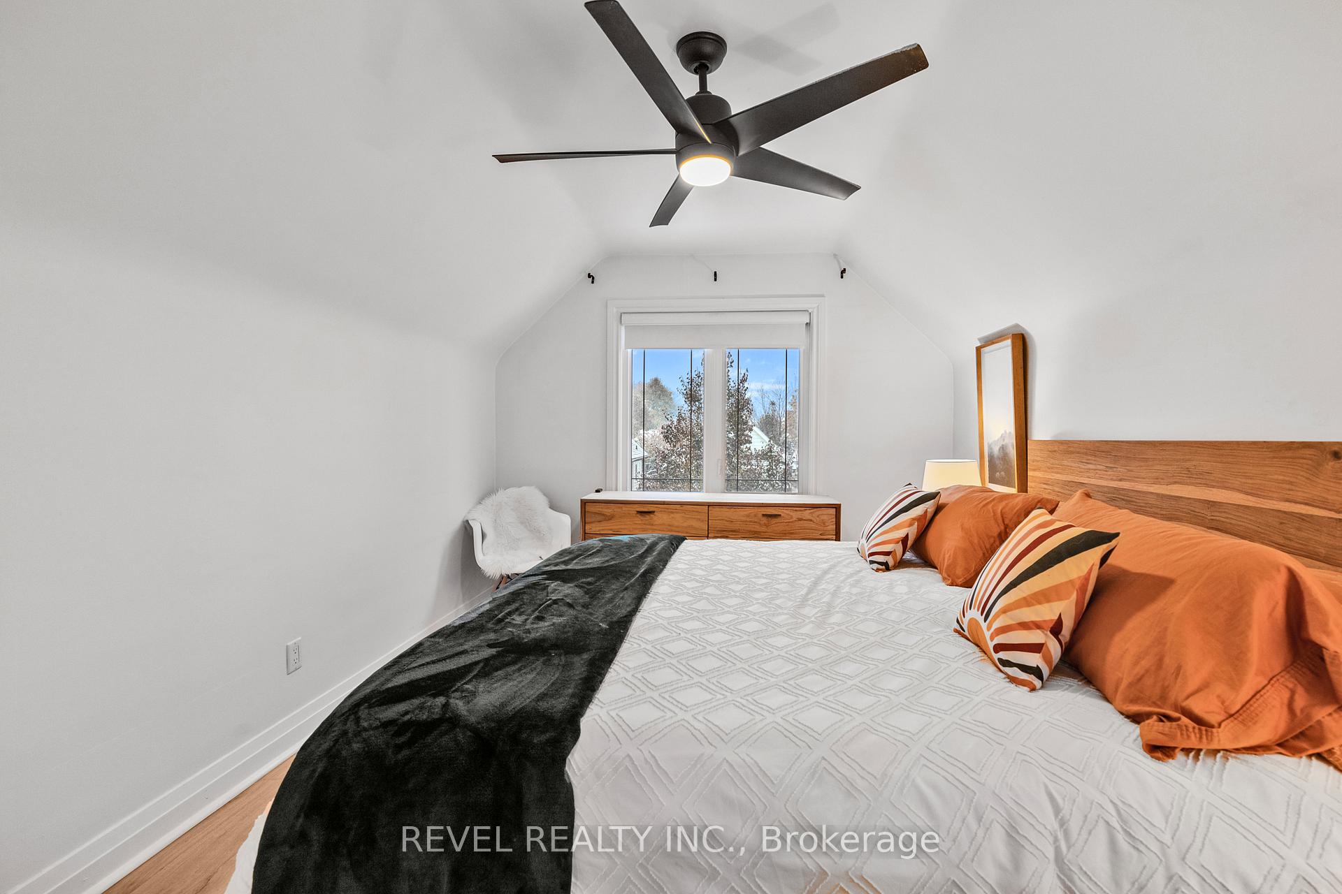 Photo 21 of 175 Wexford Avenue S, Hamilton, Delta — HOMEH