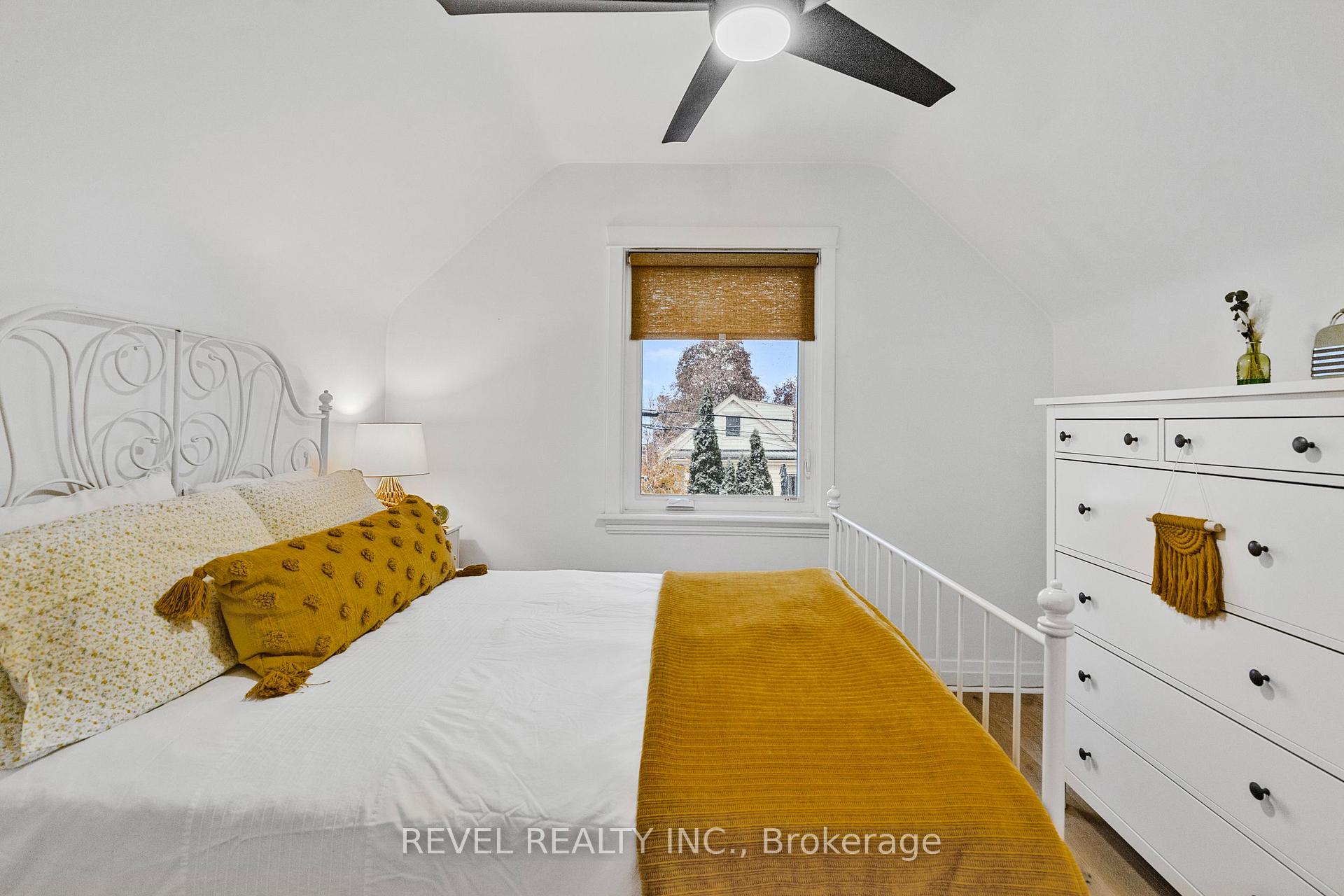 Photo 23 of 175 Wexford Avenue S, Hamilton, Delta — HOMEH