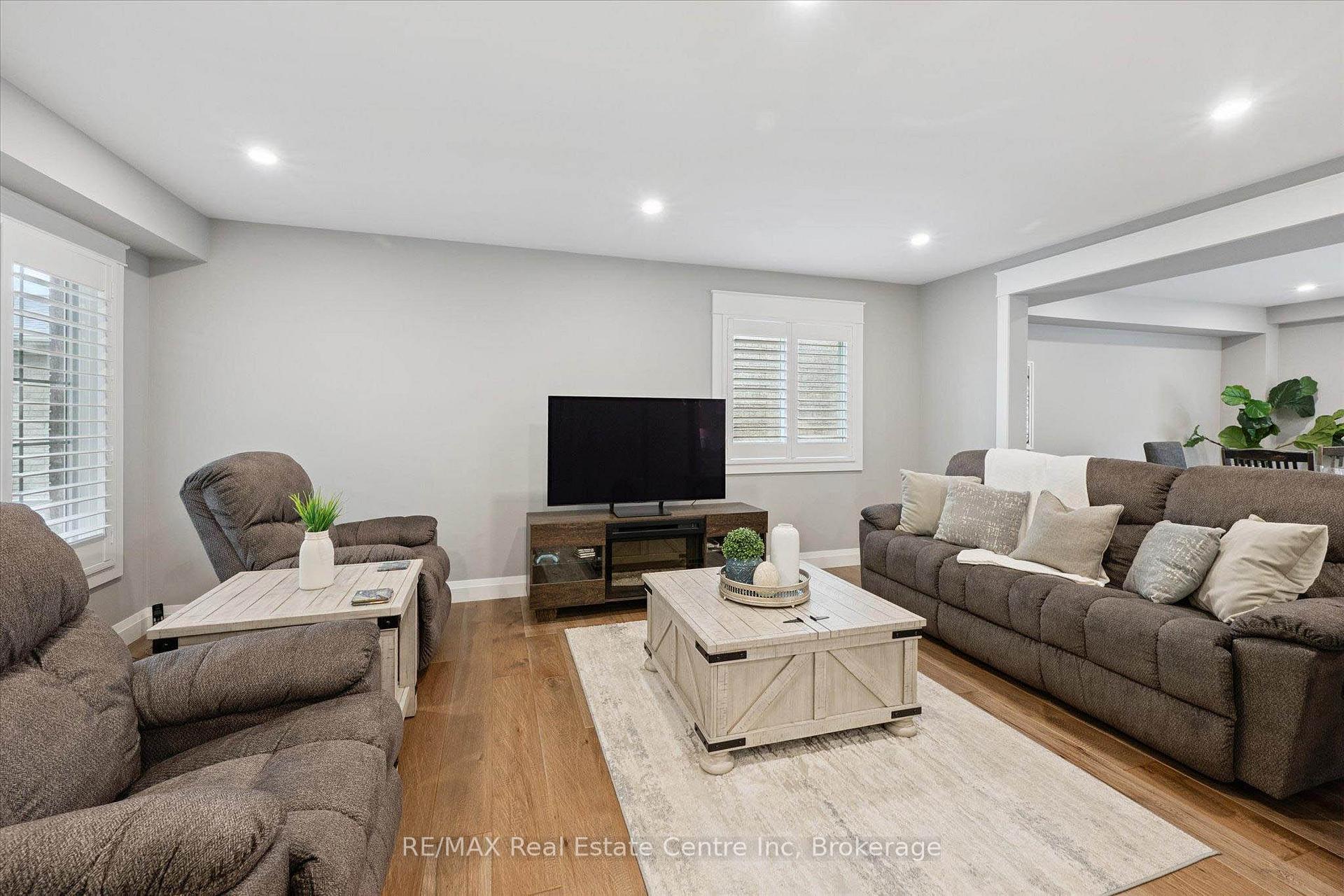 Photo 11 of 232 Farley Drive, Guelph, Pineridge/Westminster Woods — HOMEH