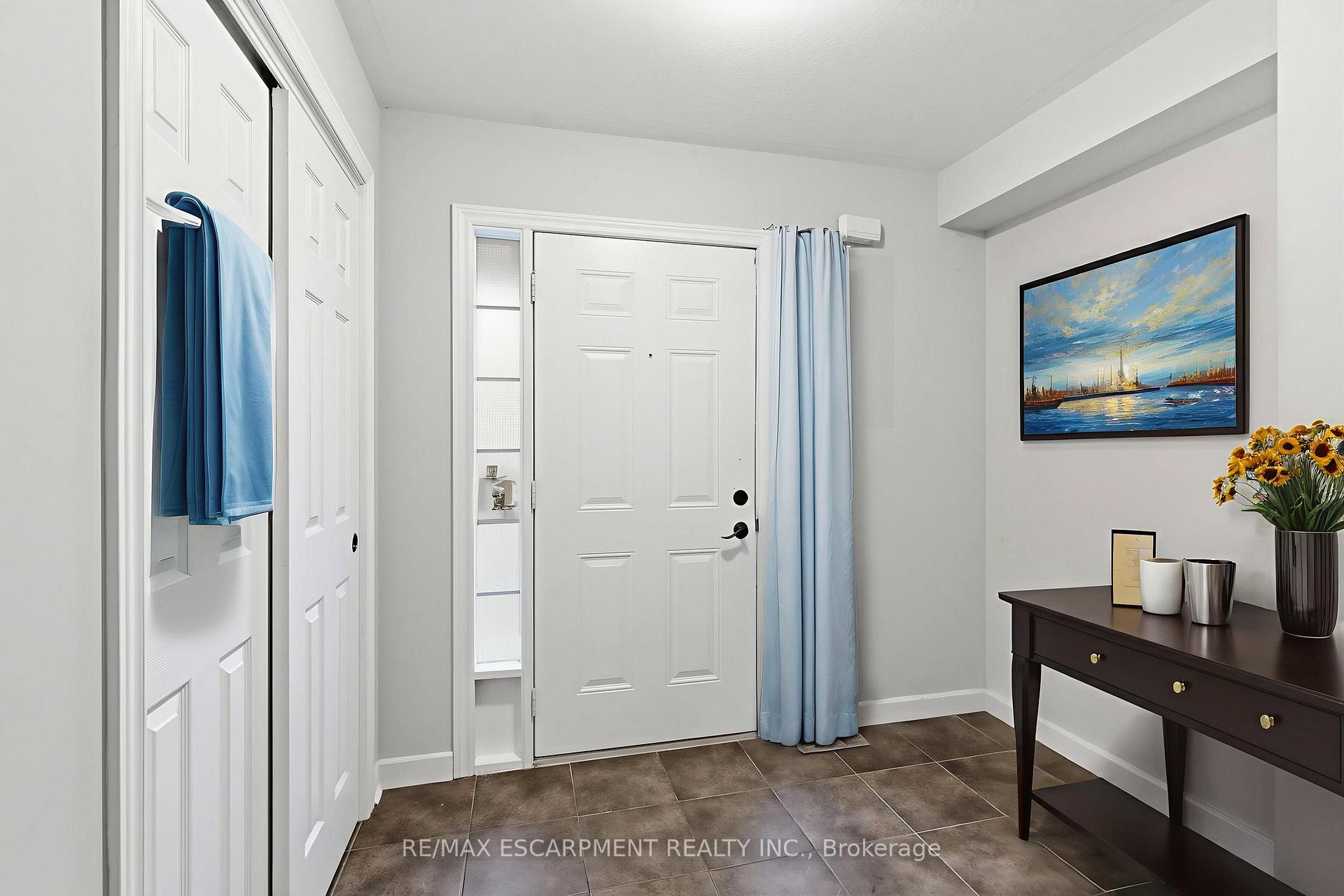 Photo 2 of 19 Blue Mountain Drive, Hamilton, Rural Glanbrook — HOMEH