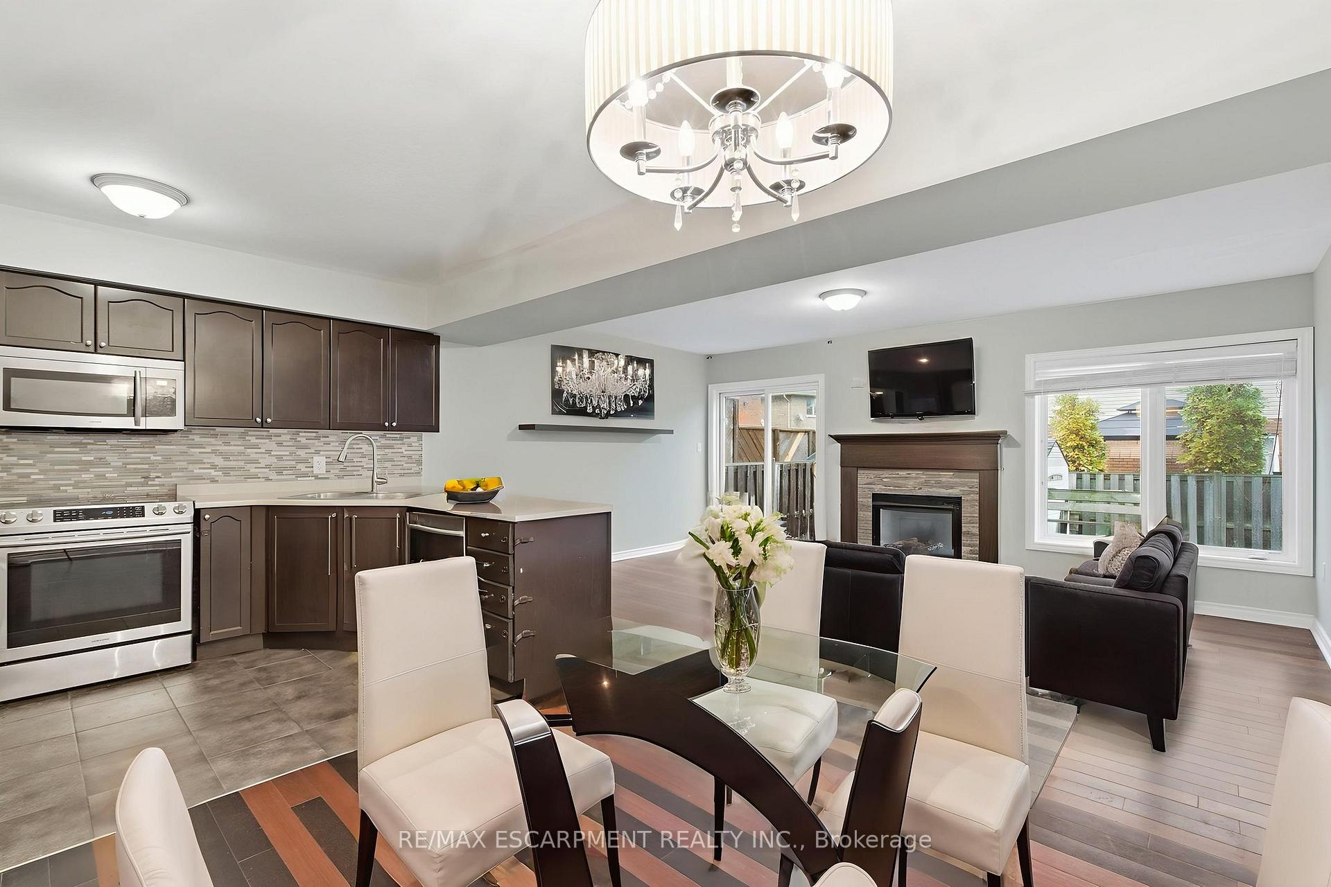 Photo 3 of 19 Blue Mountain Drive, Hamilton, Rural Glanbrook — HOMEH