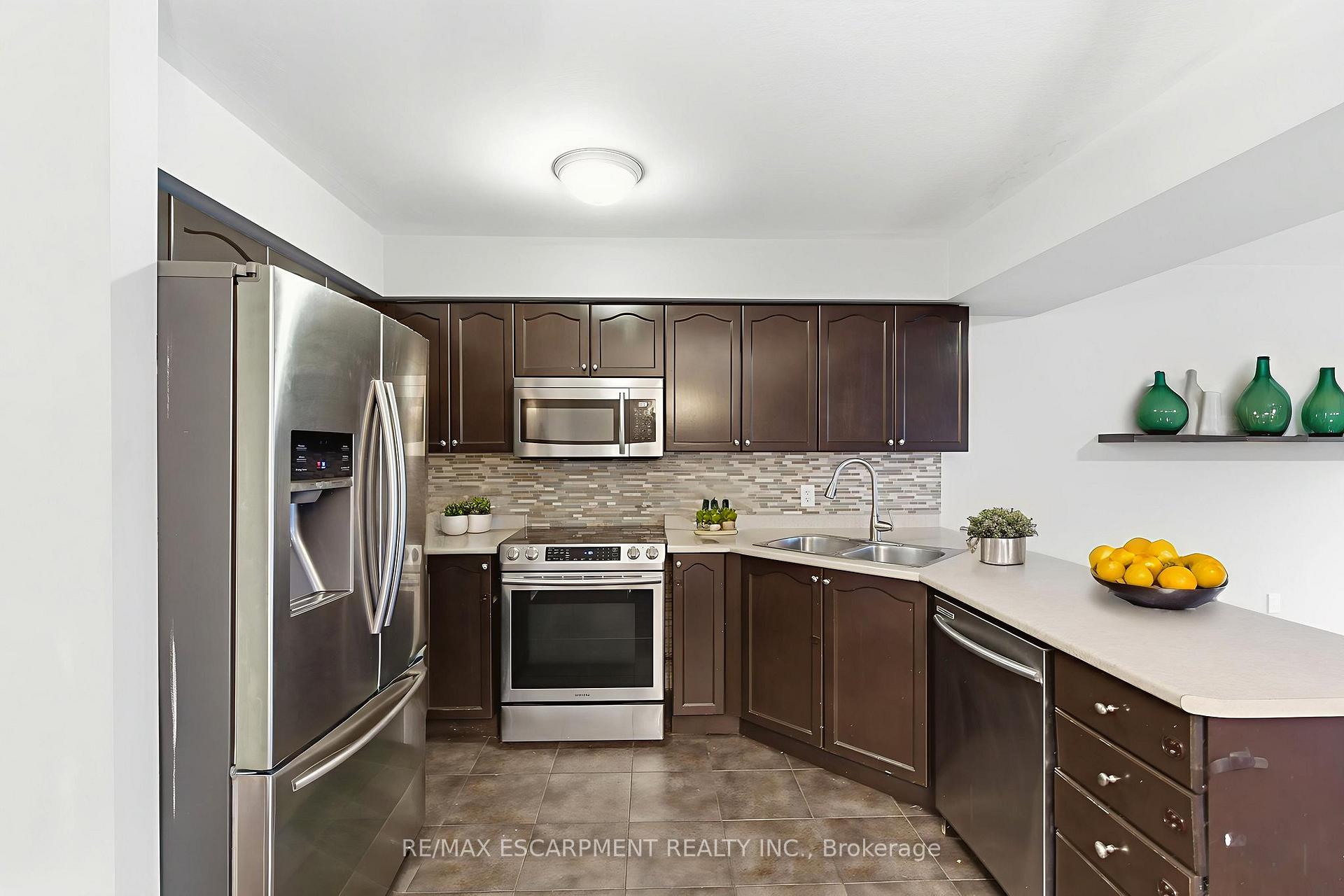 Photo 4 of 19 Blue Mountain Drive, Hamilton, Rural Glanbrook — HOMEH