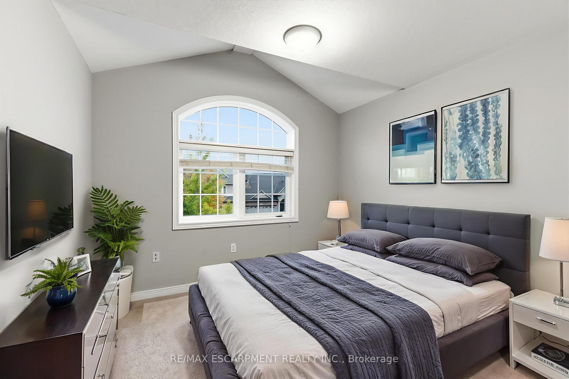 Photo 6 of 19 Blue Mountain Drive, Hamilton, Rural Glanbrook — HOMEH
