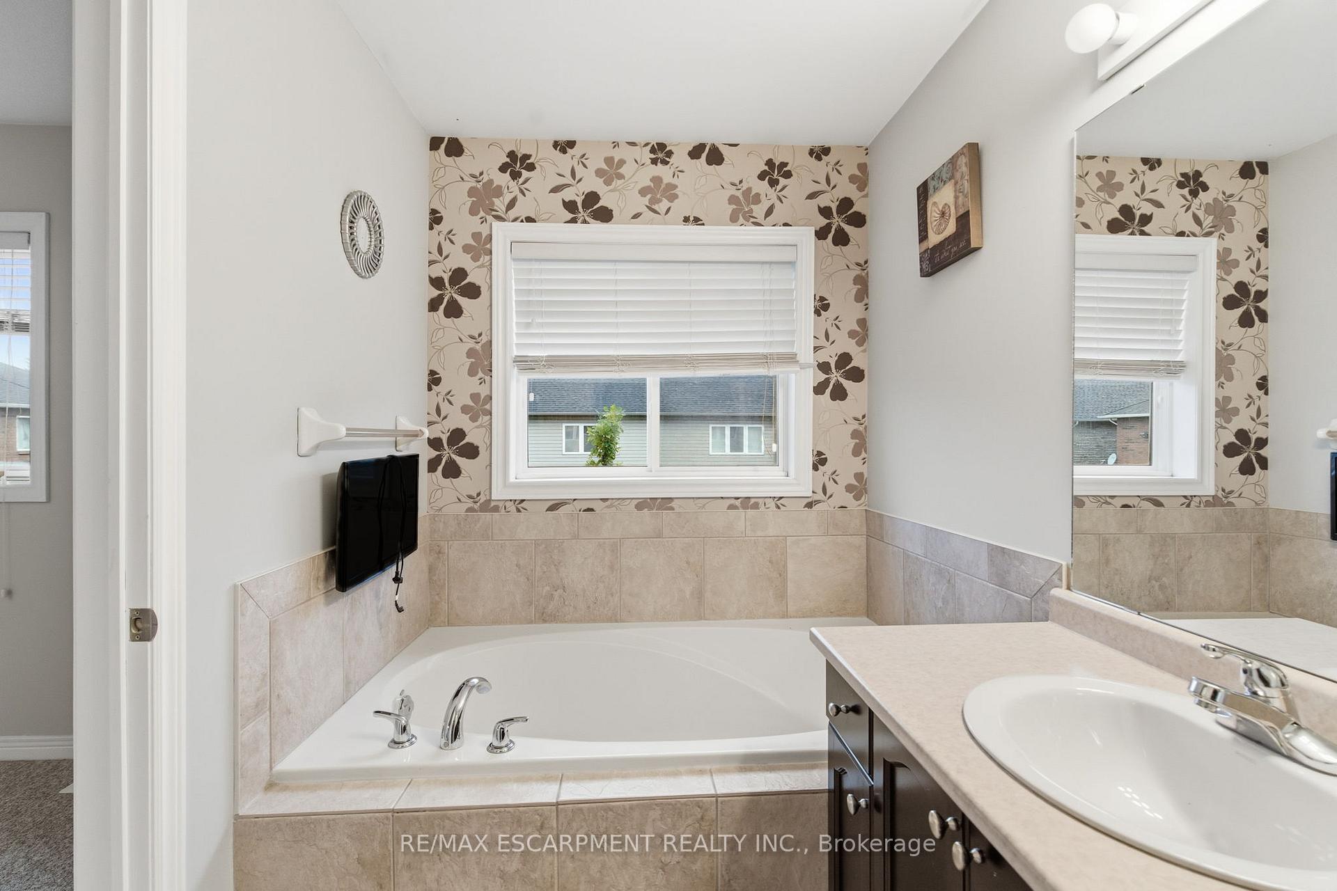 Photo 37 of 19 Blue Mountain Drive, Hamilton, Rural Glanbrook — HOMEH