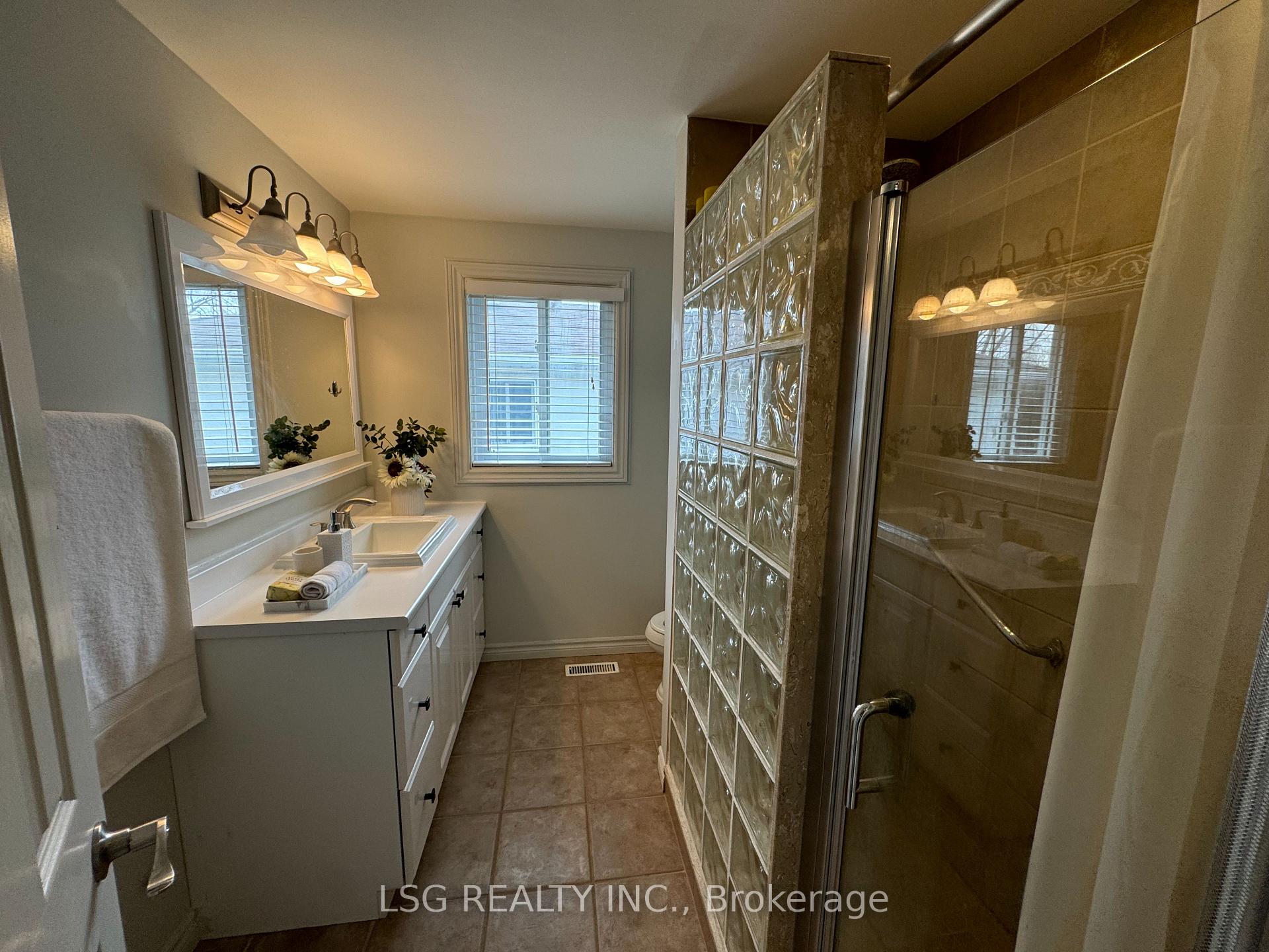 Photo 14 of 46 Devins Drive, Aurora, Aurora Heights — HOMEH