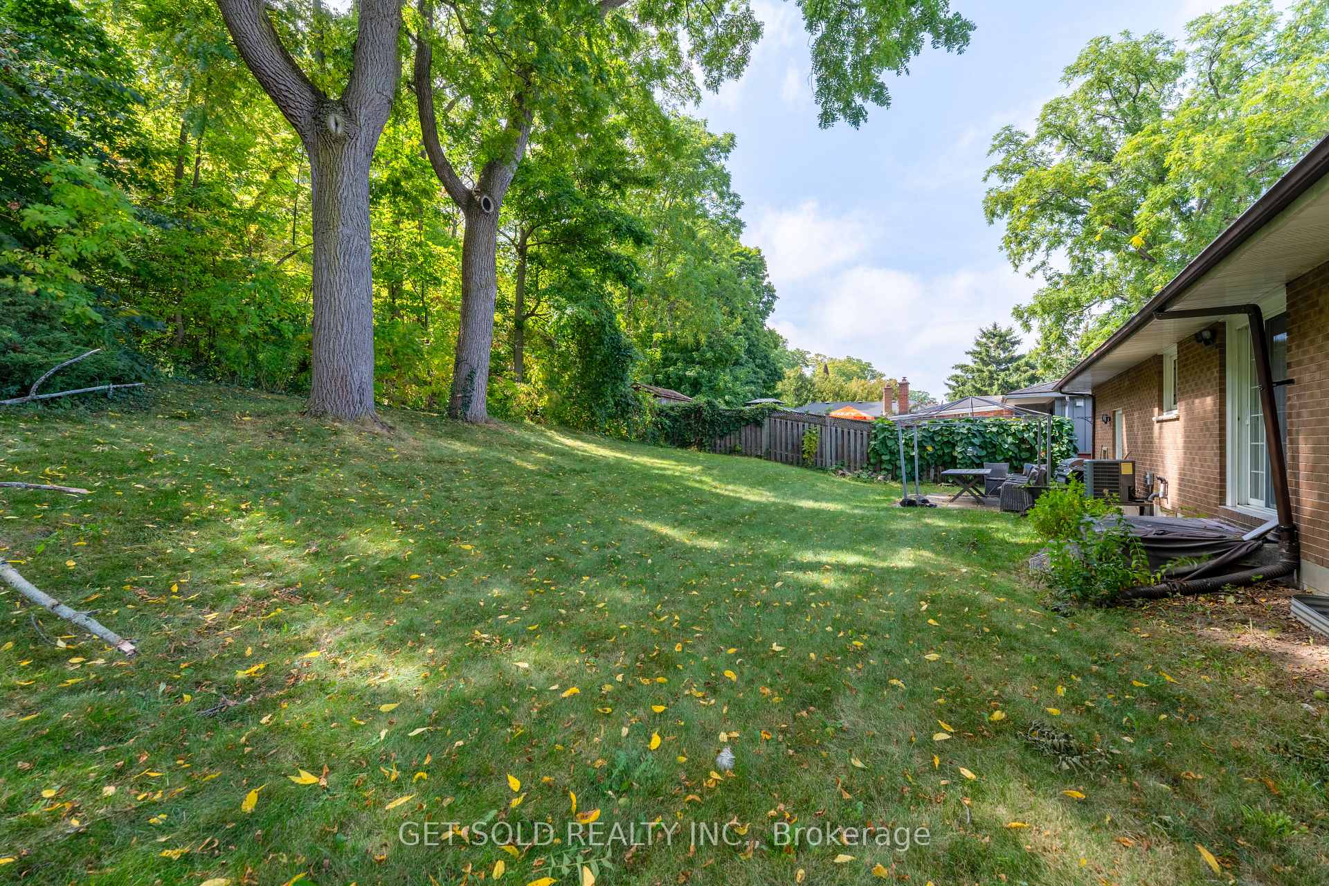 Photo 15 of 132 Pine Drive, Hamilton, Stoney Creek — HOMEH