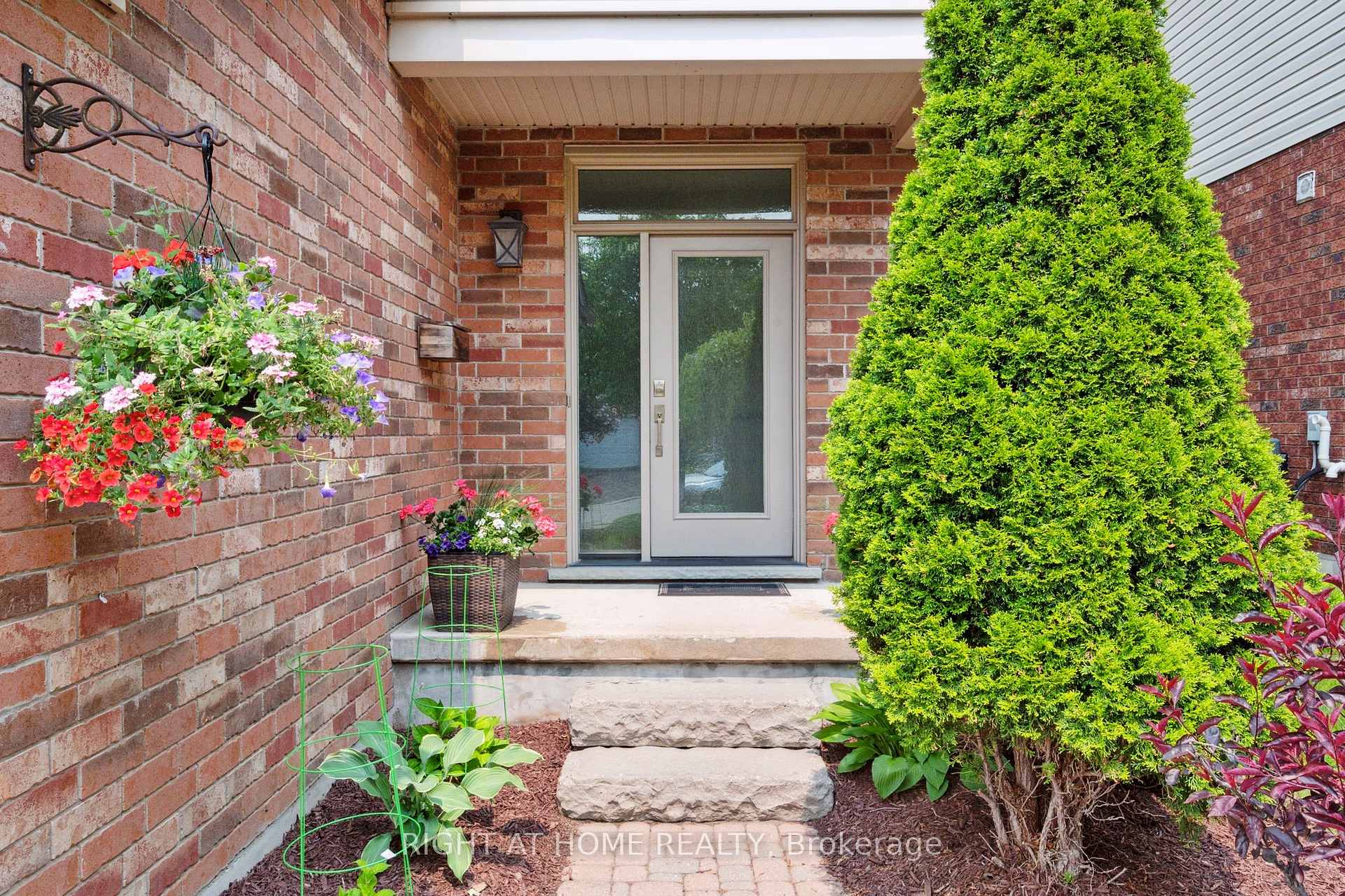 Photo 4 of 9 Peer Drive, Guelph, Kortright Hills — HOMEH