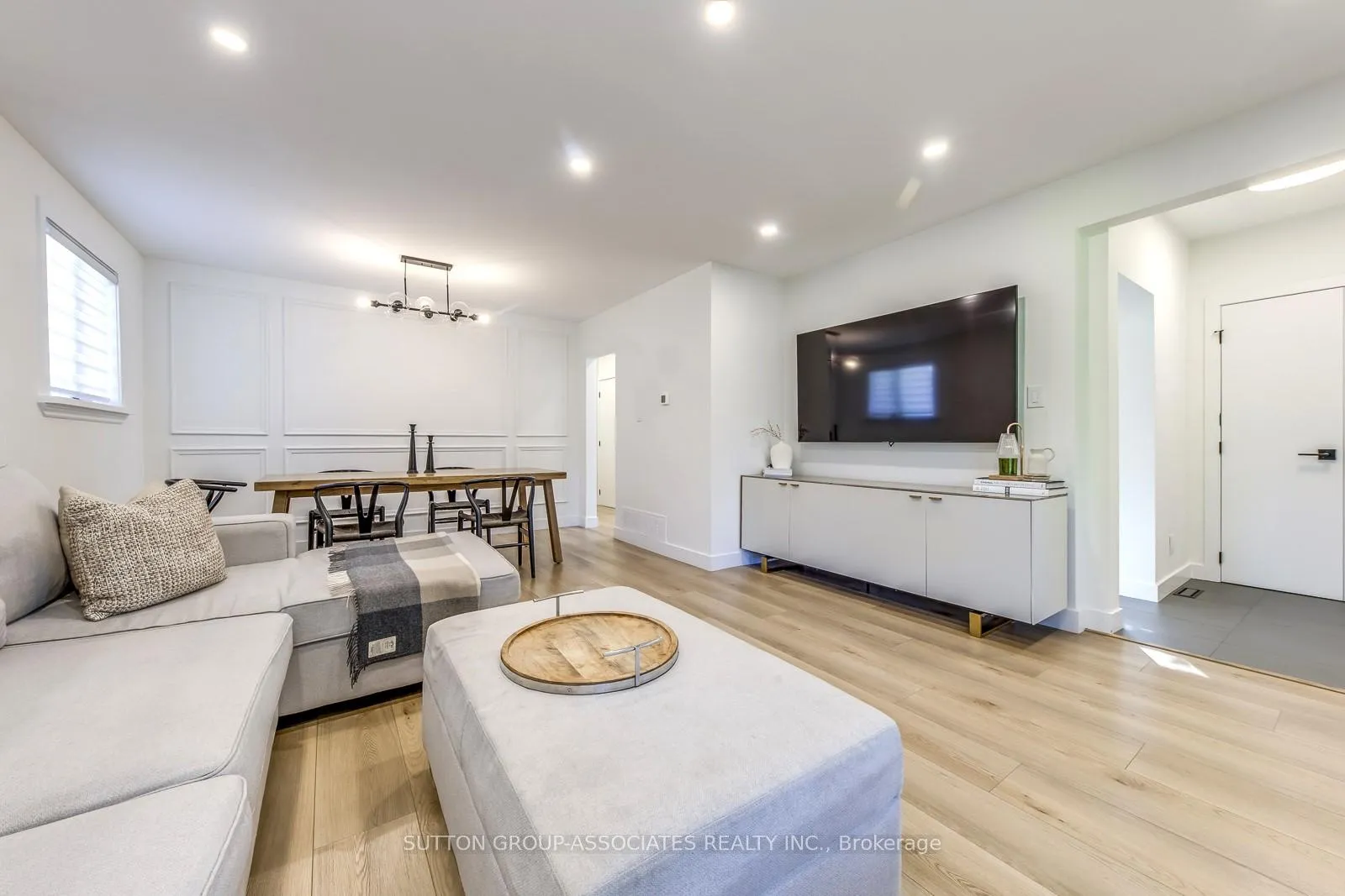 Photo 4 of 1 Laurentide Avenue, Aurora, Aurora Heights — HOMEH