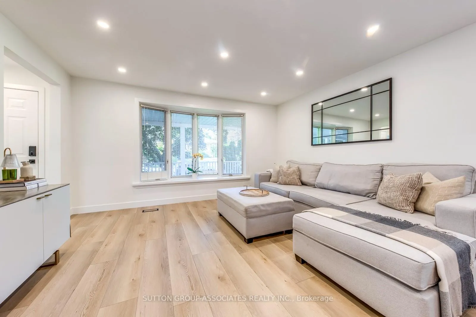 Photo 5 of 1 Laurentide Avenue, Aurora, Aurora Heights — HOMEH