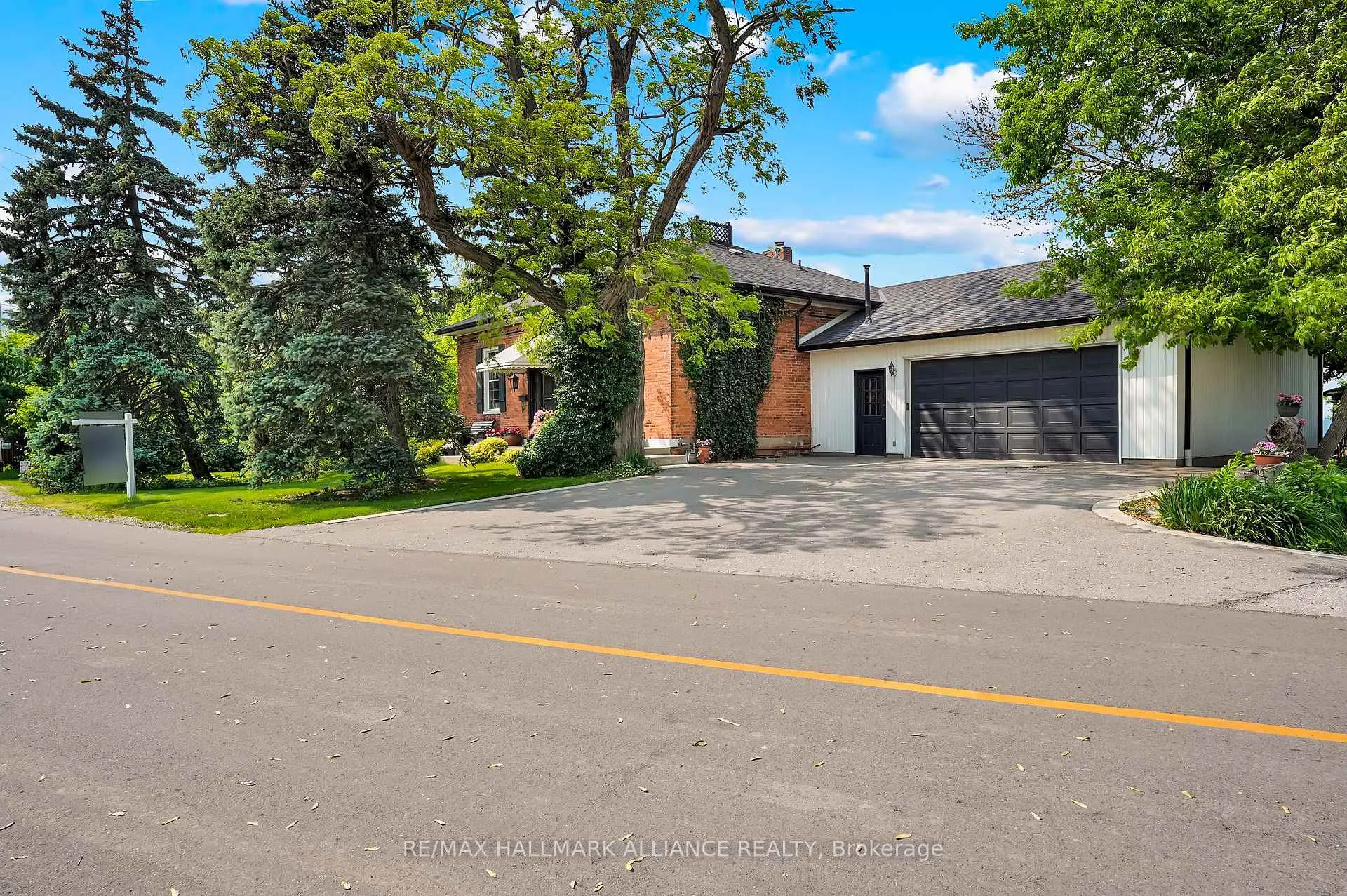 Photo 2 of 39 Lakeview Drive, Hamilton, Stoney Creek — HOMEH