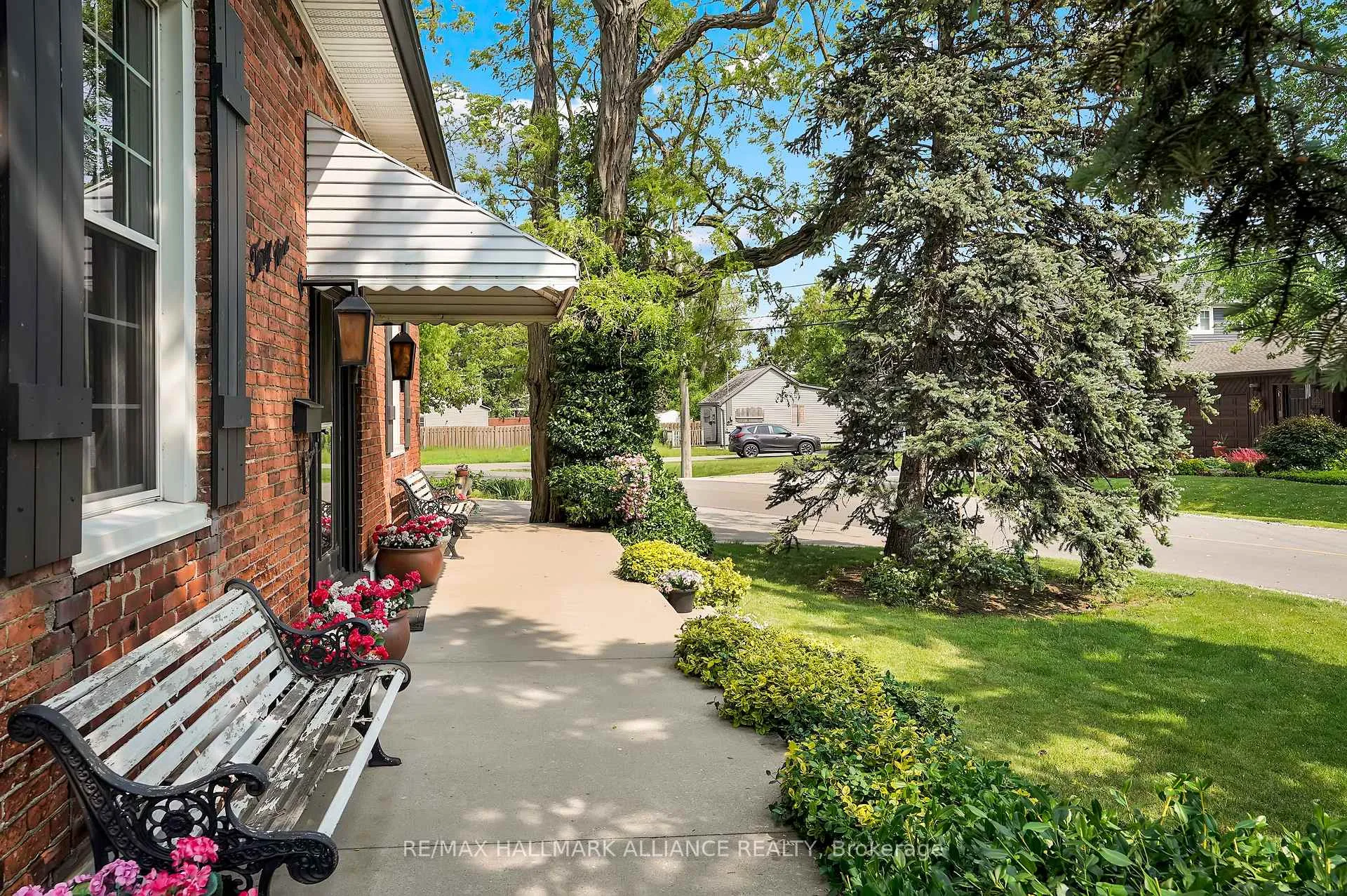 Photo 3 of 39 Lakeview Drive, Hamilton, Stoney Creek — HOMEH