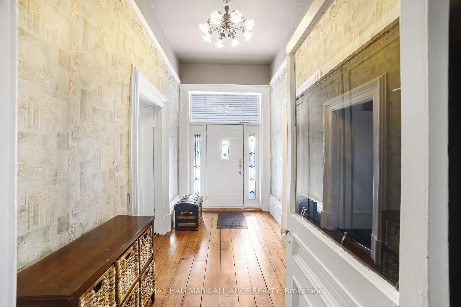 Photo 4 of 39 Lakeview Drive, Hamilton, Stoney Creek — HOMEH