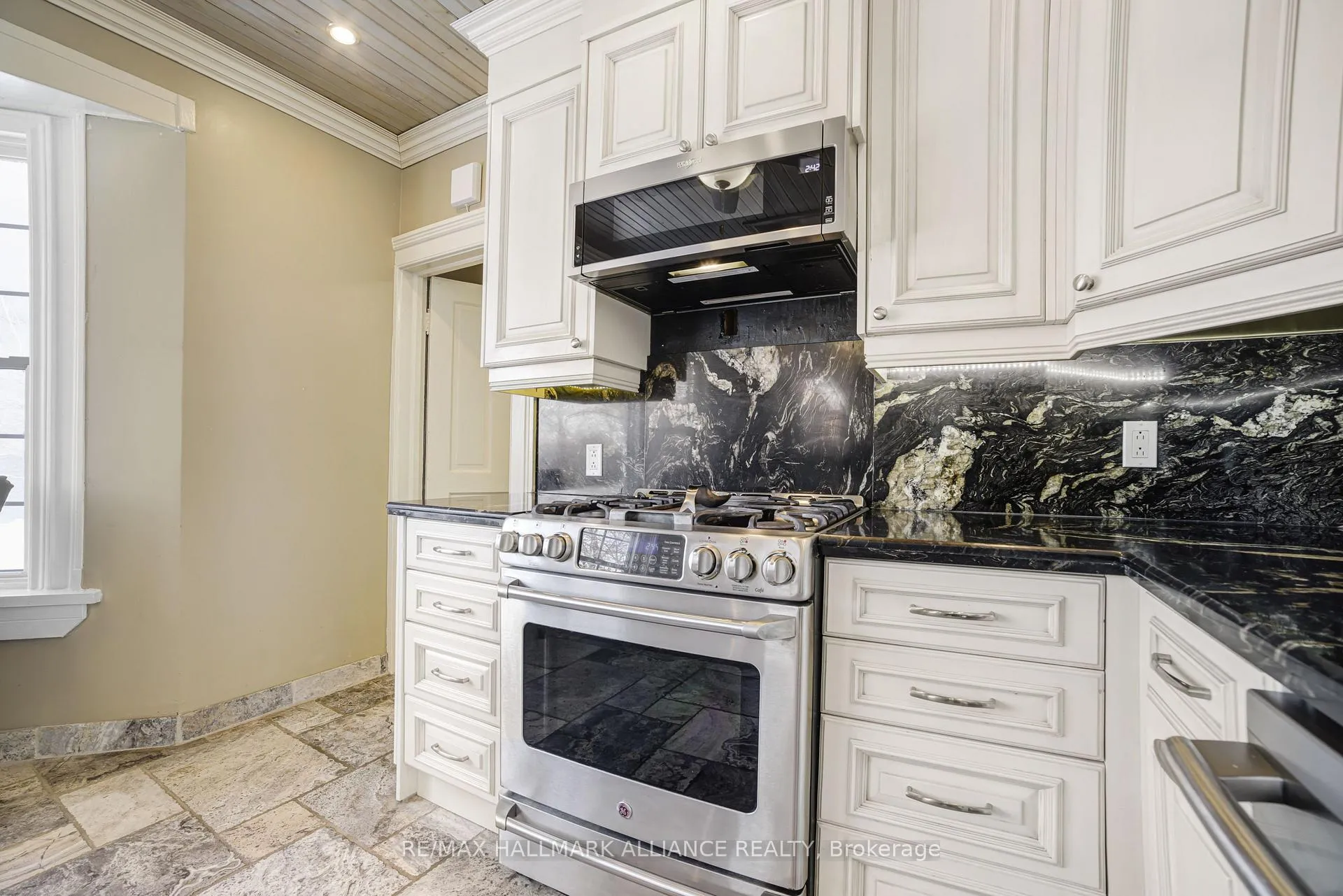 Photo 12 of 39 Lakeview Drive, Hamilton, Stoney Creek — HOMEH