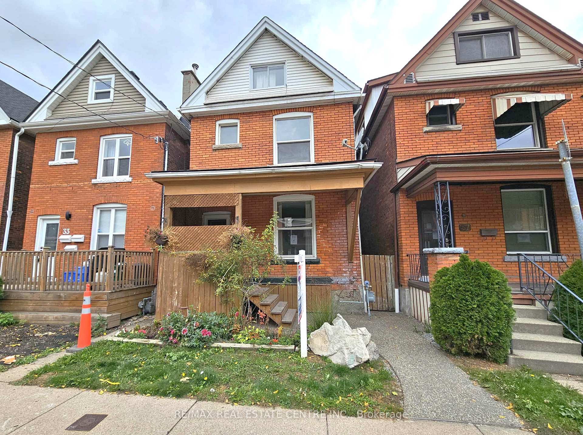 Front of 35 Fairleigh Avenue N