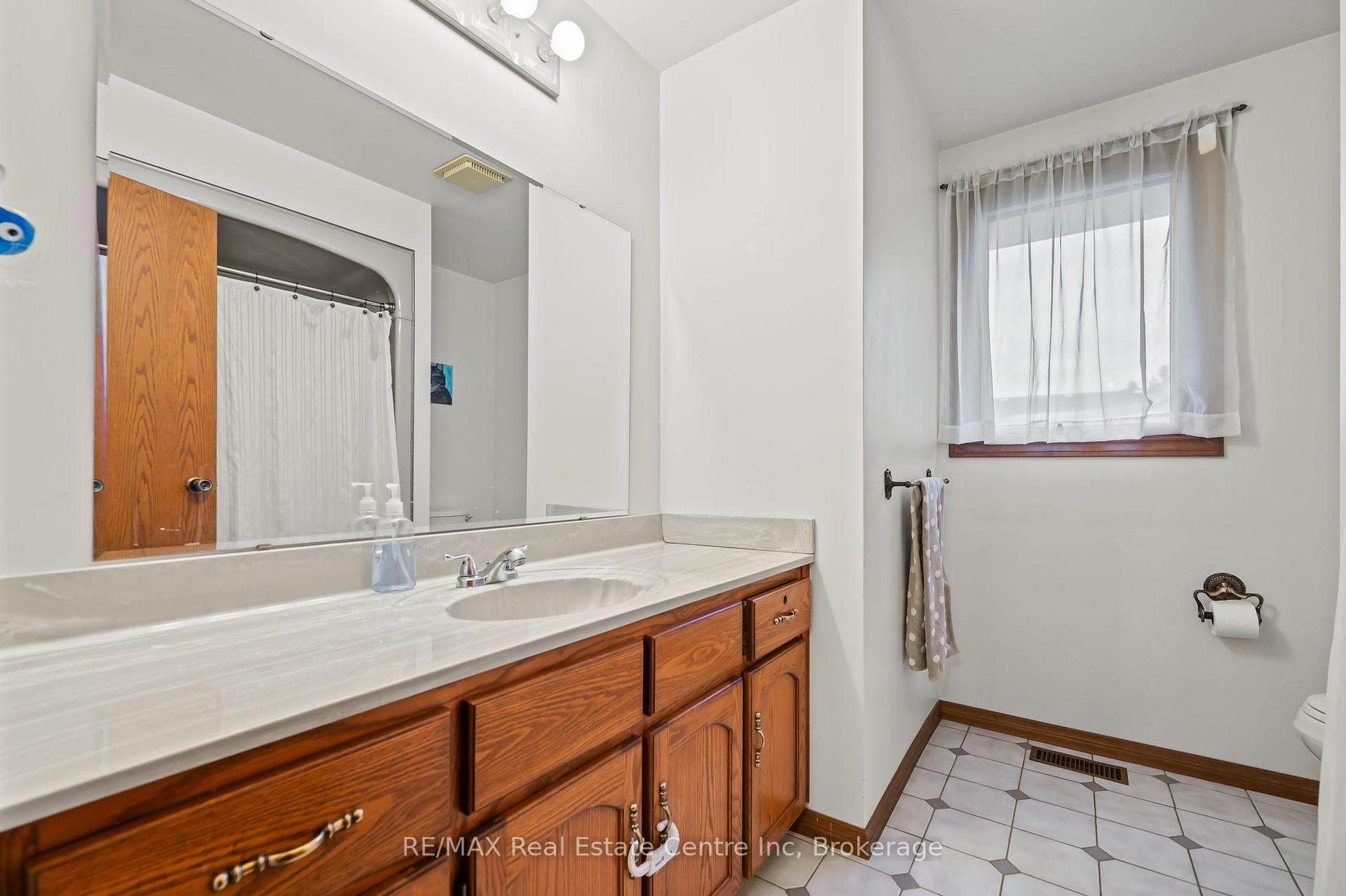 Photo 16 of 10 Kortright Road E, Guelph, Kortright East — HOMEH