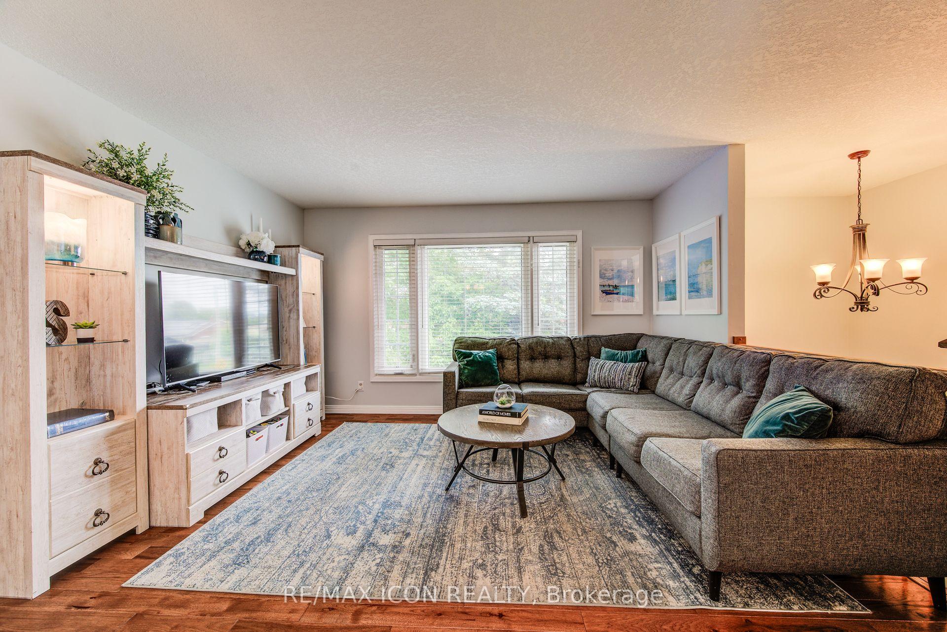 Photo 3 of 156 Marksam Road, Guelph, Willow West/Sugarbush/West Acres — HOMEH